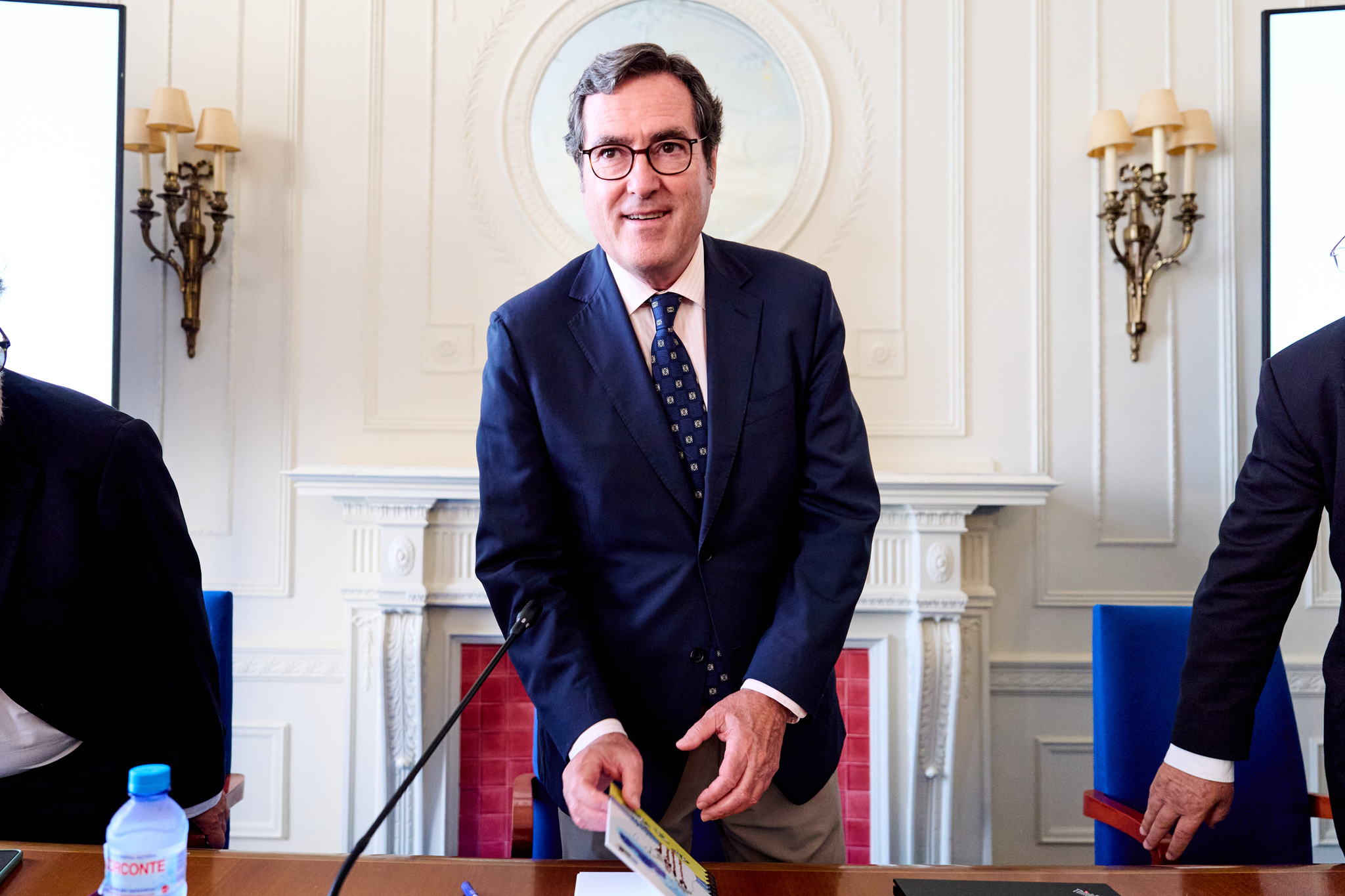 Garamendi se presentará a la reelección para presidir CEOE El líder de la principal organización empresarial española asegura que el único motivo del adelanto del proceso electoral es sortear la Cumbre Iberoamericana de Jefes de Estado y de Gobierno de noviembre. Leer