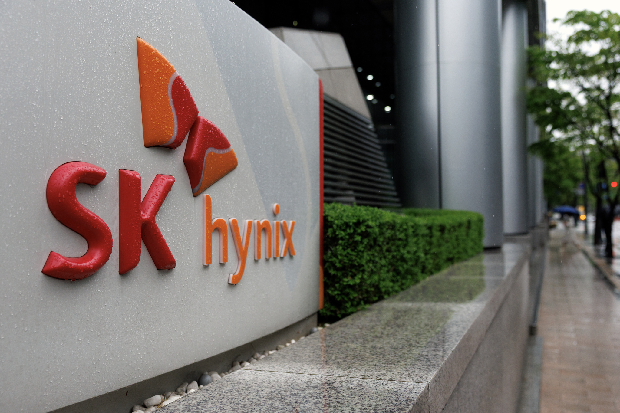 SK Hynix, fabricante de chips para IA, recaudará unos 26.000 millones en su OPV en EEUU SK Hynix, que tiene una posición aventajada en el segmento más avanzado de chips para IA, prevé recaudar 45,5 billones de wones coreanos (29.600 millones de dólares o 26.000 millones de euros) en su debut en Bolsa en EEUU este julio. El grupo quiere para sacar provecho del impulso de sus cuentas y su cotización en el parqué de Seúl gracias al furor por la IA. Leer
