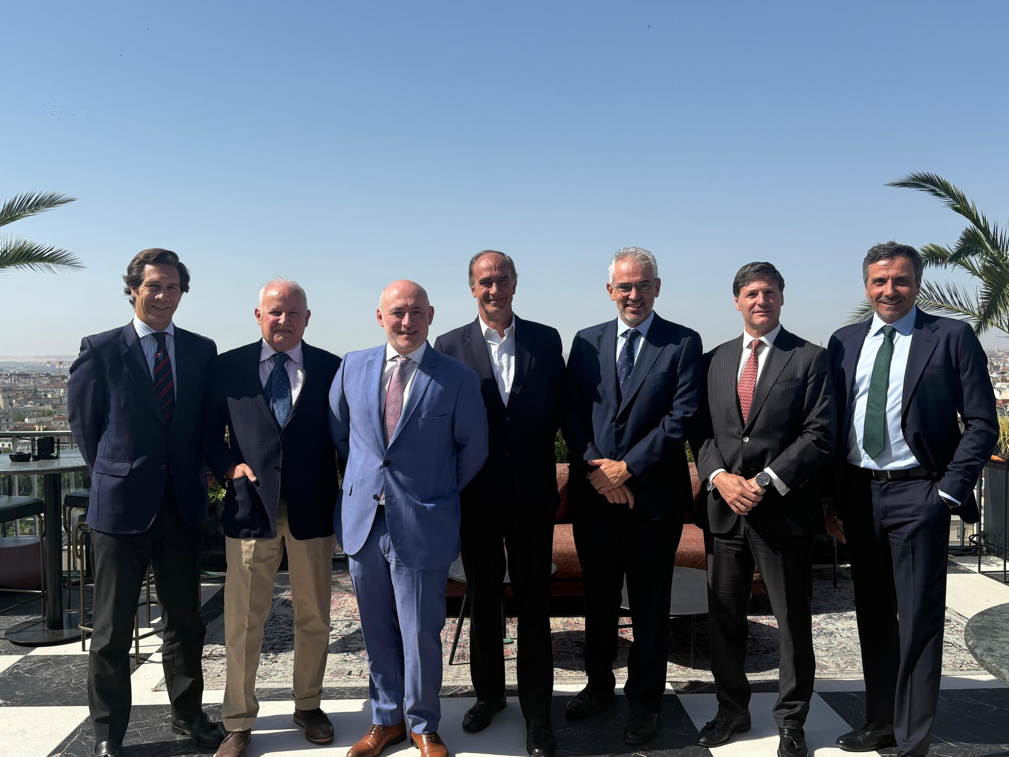 Dunas adopta una postura de "riesgo bajo" para el segundo semestre Se aleja de las megatendencias de la IA y apuesta por utilities, salud y consultoría. En renta fija, conservan duraciones cortas y prefieren bonos de Estados Unidos Leer