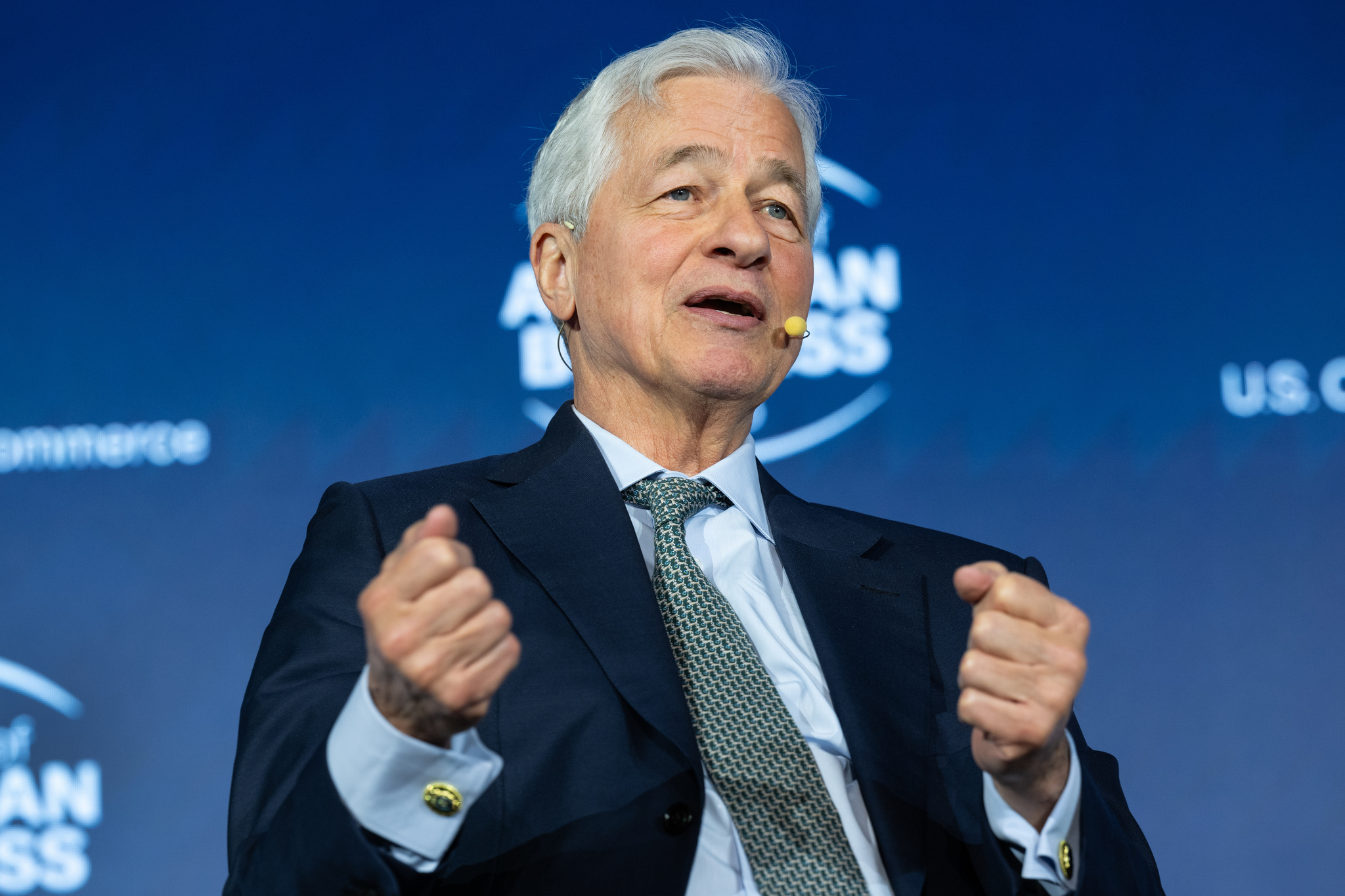 JPMorgan lanza una recompra de acciones masiva y sube dividendos tras los test de estrés de la Fed El banco más grande de Estados Unidos, JPMorgan Chase, anunció este miércoles una recompra de acciones de 50.000 millones de dólares y un aumento de dividendos tras superar el test de estrés anual de la Reserva Federal (Fed) a la banca. Leer
