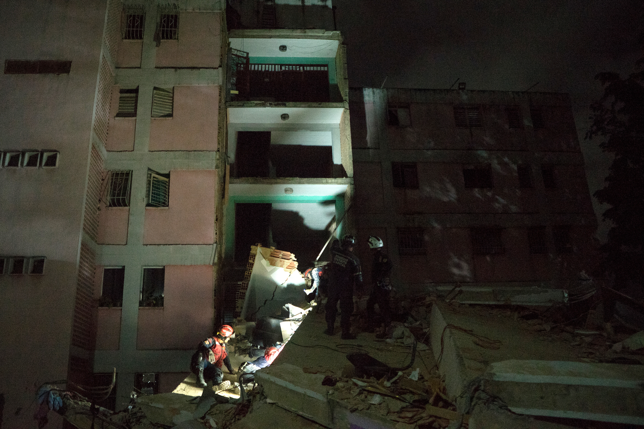 Dos potentes terremotos sacuden el norte de Venezuela y golpean Caracas