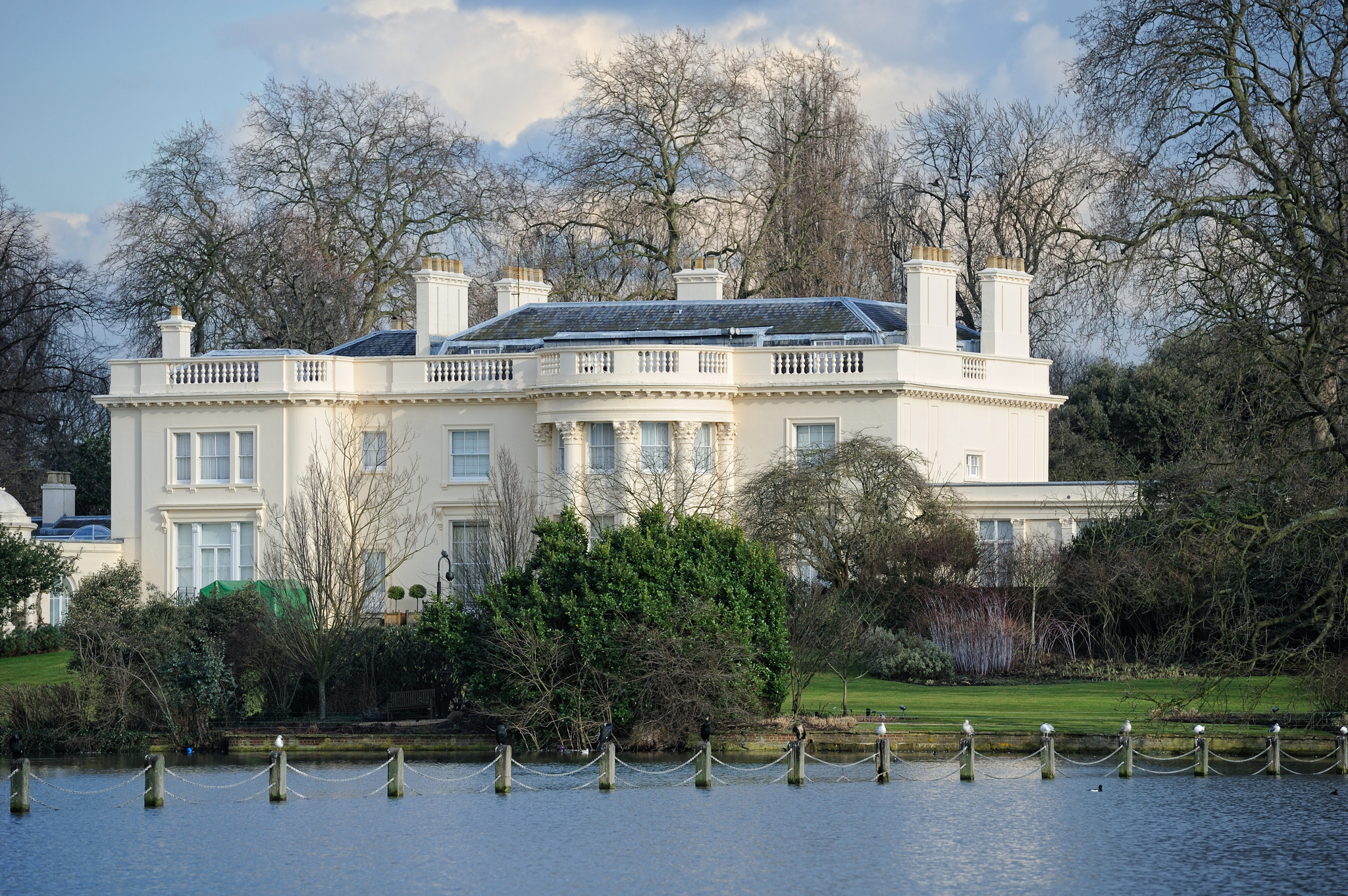 El hijo de un magnate emiratí compra una mansión en Londres por 190 millones de libras Abbas Sajwani, hijo del "Donald de Dubái", está a punto de realizar una de las compras más caras de Reino Unido. Leer