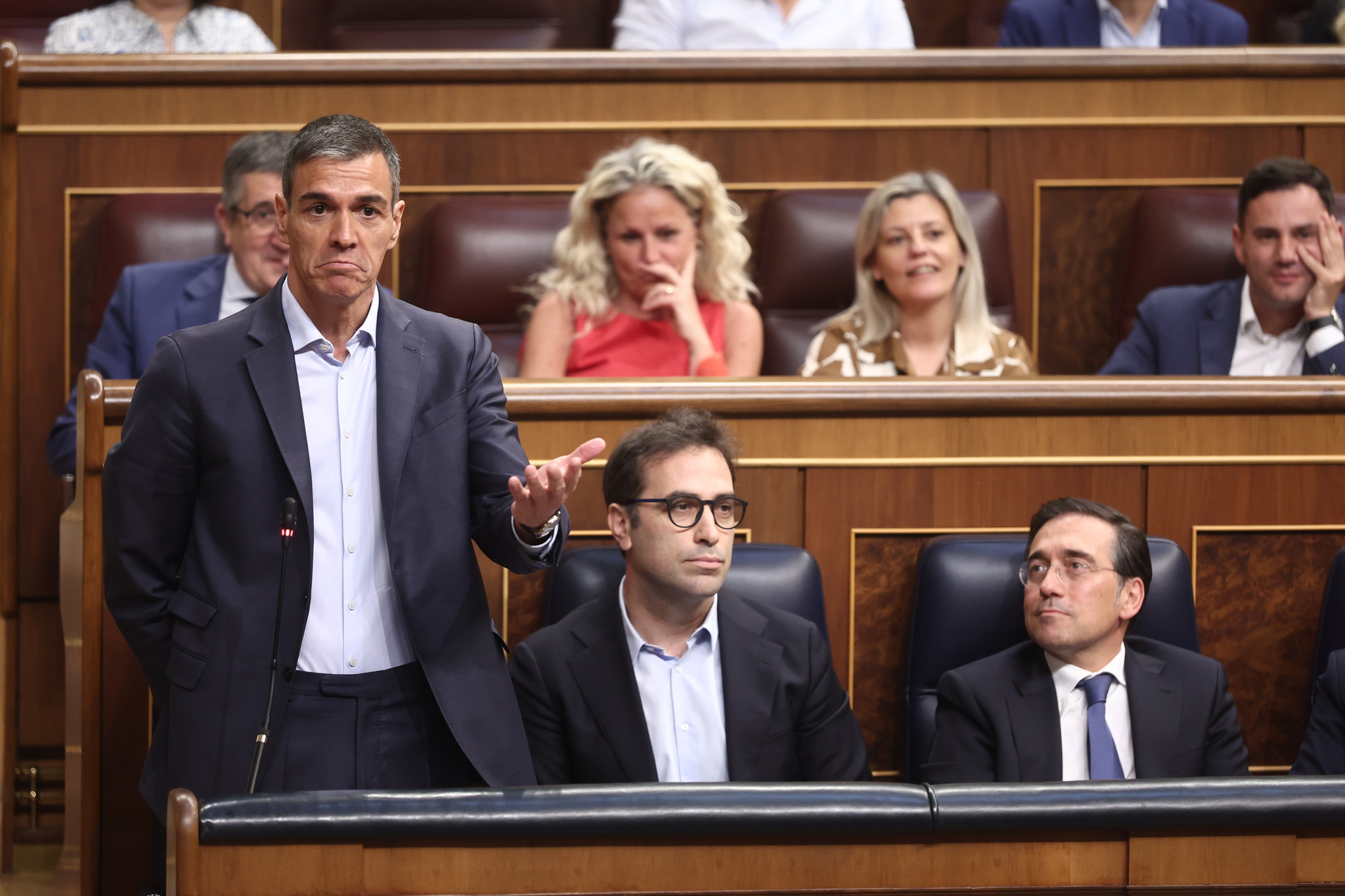 Ni da explicaciones ni convoca elecciones No cabe otra salida razonable a la crisis institucional provocada por la corrupción del PSOE que llamar a los españoles a las urnas. Leer