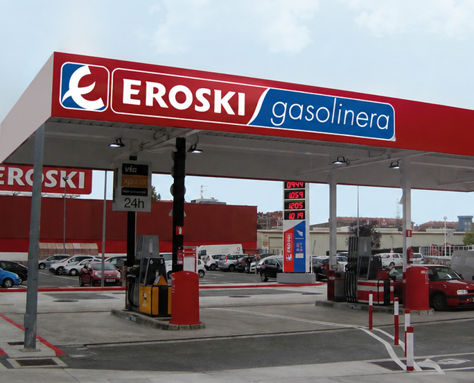 Eroski vende su red de gasolineras a Petroprix Tras culminar el proceso de refinanciación de su deuda en 2025, la cooperativa ahonda ahora en la estrategia de desinversiones que ya le llevó a vender las perfumerías If o Viajes Eroski para centrarse en el desarrollo de su red comercial alimentaria. Leer