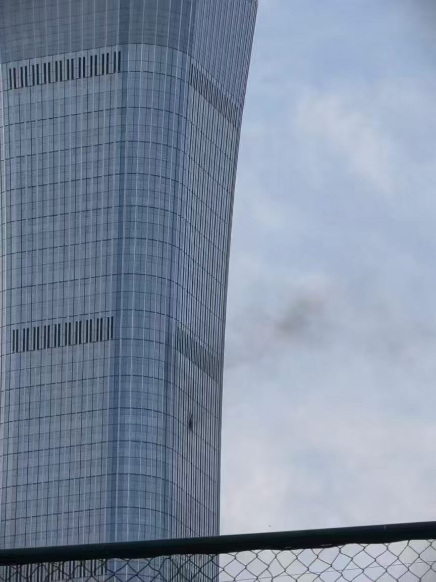 Una avioneta se estrella contra el edificio más alto de Pekín Una avioneta se estrelló este viernes en Pekín contra el China Zun, el edificio más alto de la capital china, sin que por el momento se conozcan las causas del suceso. Leer