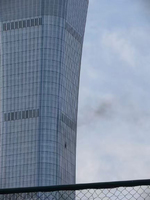 Una avioneta se estrella contra el edificio más alto de Pekín