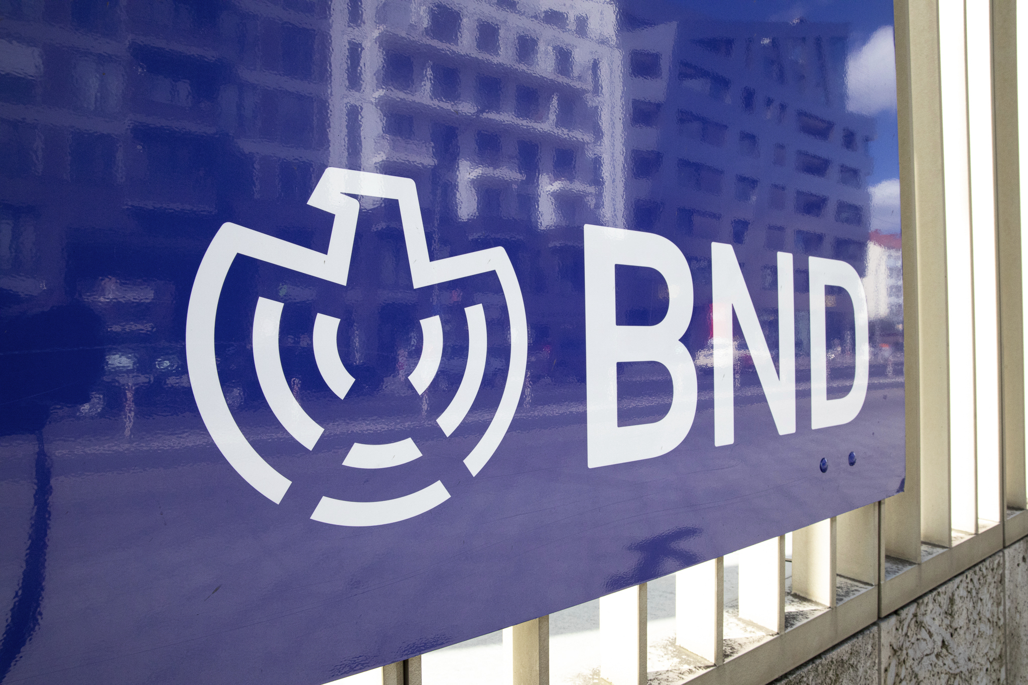Alemania moderniza a sus espías ante la amenaza rusa Conocido como una agencia vegetariana y burocrática, el BND alemán inicia una reforma profunda para obtener mayores poderes de vigilancia y contraatacar ante las crecientes amenazas híbridas de Rusia. Leer