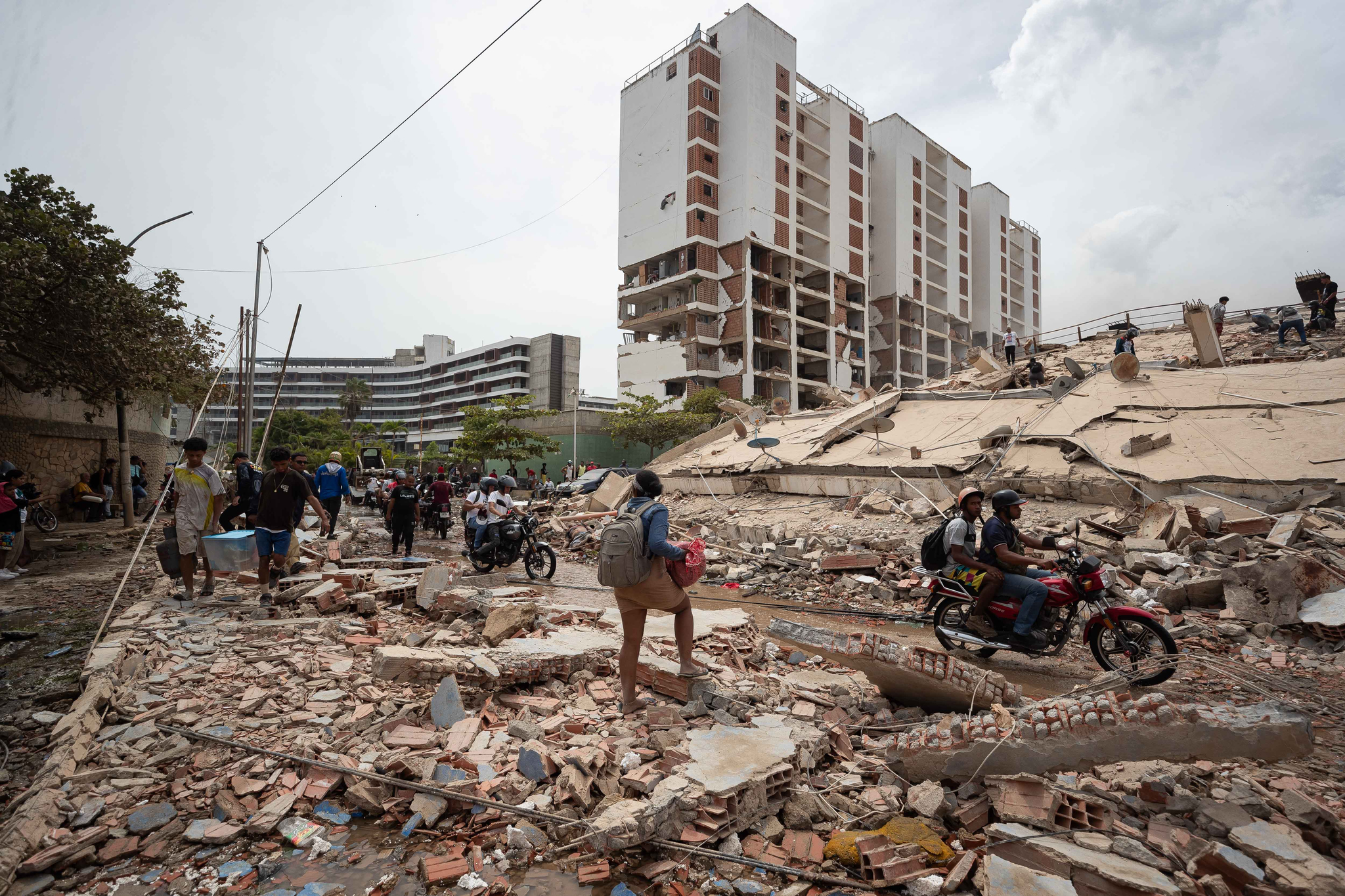 El doble terremoto de Venezuela deja ya 1.430 personas fallecidas El número de españoles que han fallecido en los terremotos registrados en Venezuela asciende ya a seis, mientras el de desaparecidos es de 133, han informado este sábado fuentes del Ministerio de Asuntos Exteriores. Leer