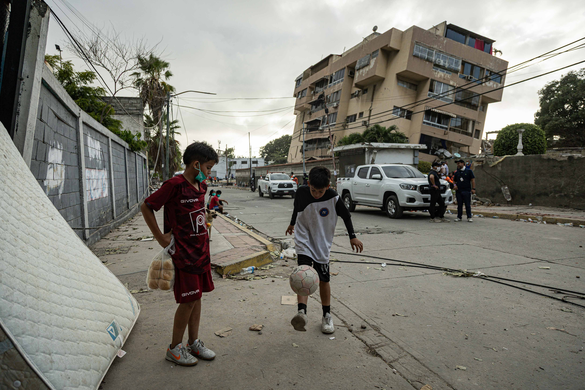 Aumentan a nueve los españoles fallecidos en los terremotos de Venezuela El número de españoles fallecidos en los terremotos registrados el pasado miércoles en Venezuela asciende a nueve, mientras que 131 siguen desaparecidos, según fuentes del Ministerio de Asuntos Exteriores. Leer