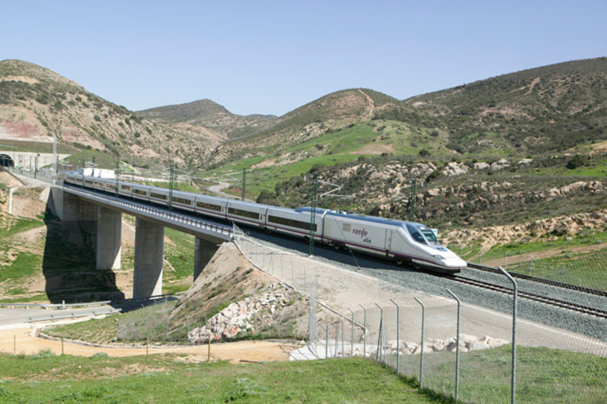 La huelga de Renfe de este lunes cancelará 320 trenes Renfe interrumpirá este lunes 29 de junio un total de 320 trenes entre los servicios de Alta Velocidad, Media Distancia y Cercanías con motivo de la huelga convocada por el Sindicato Ferroviario (SF). Leer