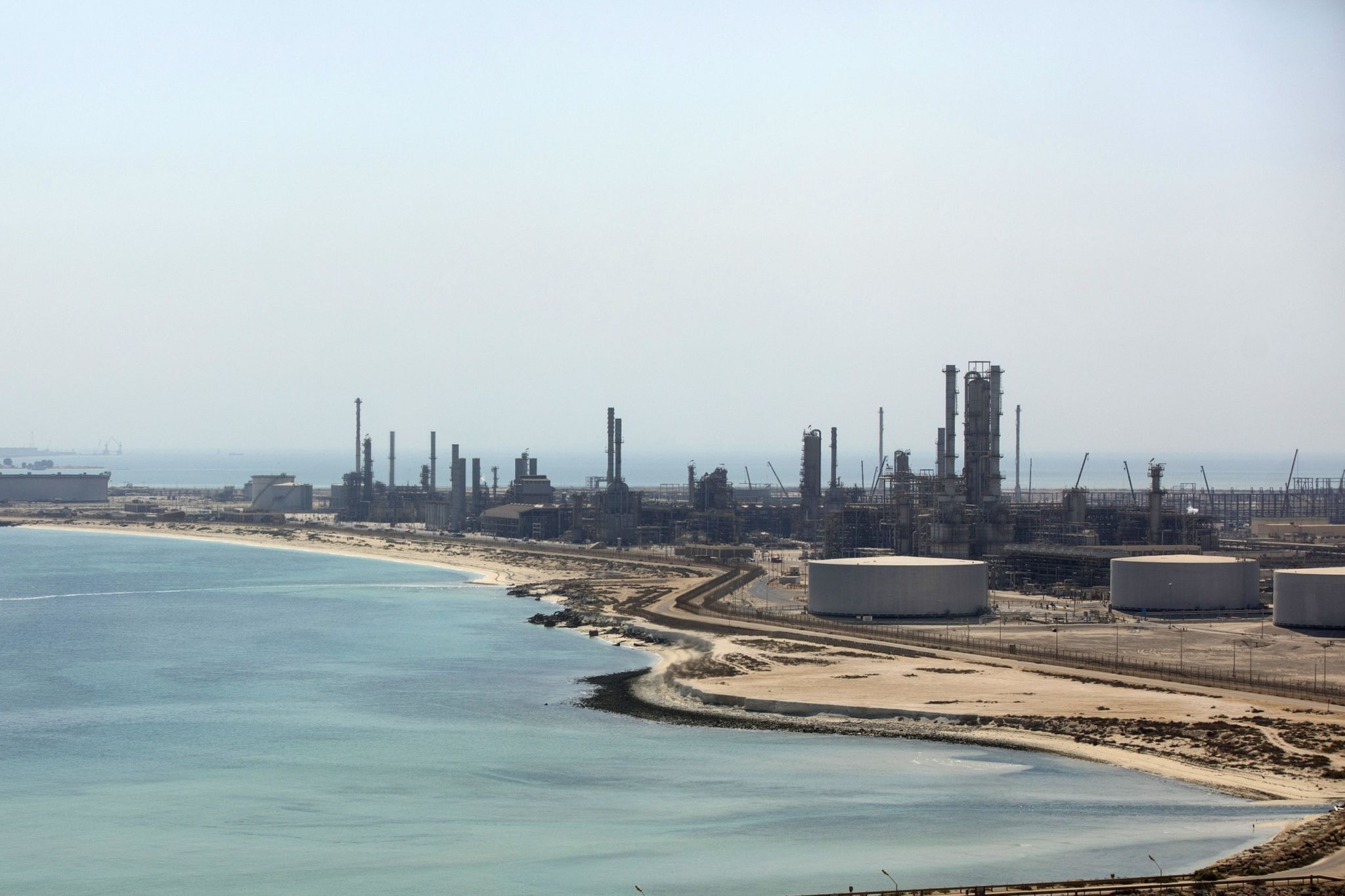Mueren 14 personas al estrellarse un helicóptero de la petrolera Aramco en Arabia Saudí Catorce personas murieron este domingo al estrellarse el helicóptero en el que viajaban, perteneciente a la compañía petrolera saudí Aramco, en Ras Tanura, en la costa oriental de Arabia Saudí, informó la agencia oficial de noticias saudí, SPA. Leer