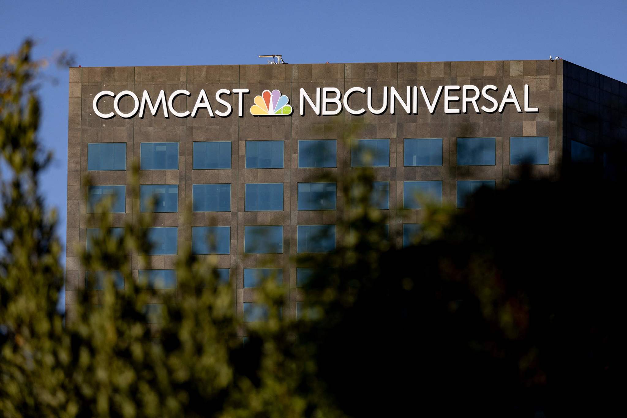 Comcast escindirá NBCUniversal y Sky La acción registra un repunte del 20 tras el anuncio del grupo de separar sus negocios de radiodifusión y estudios de cine. Leer