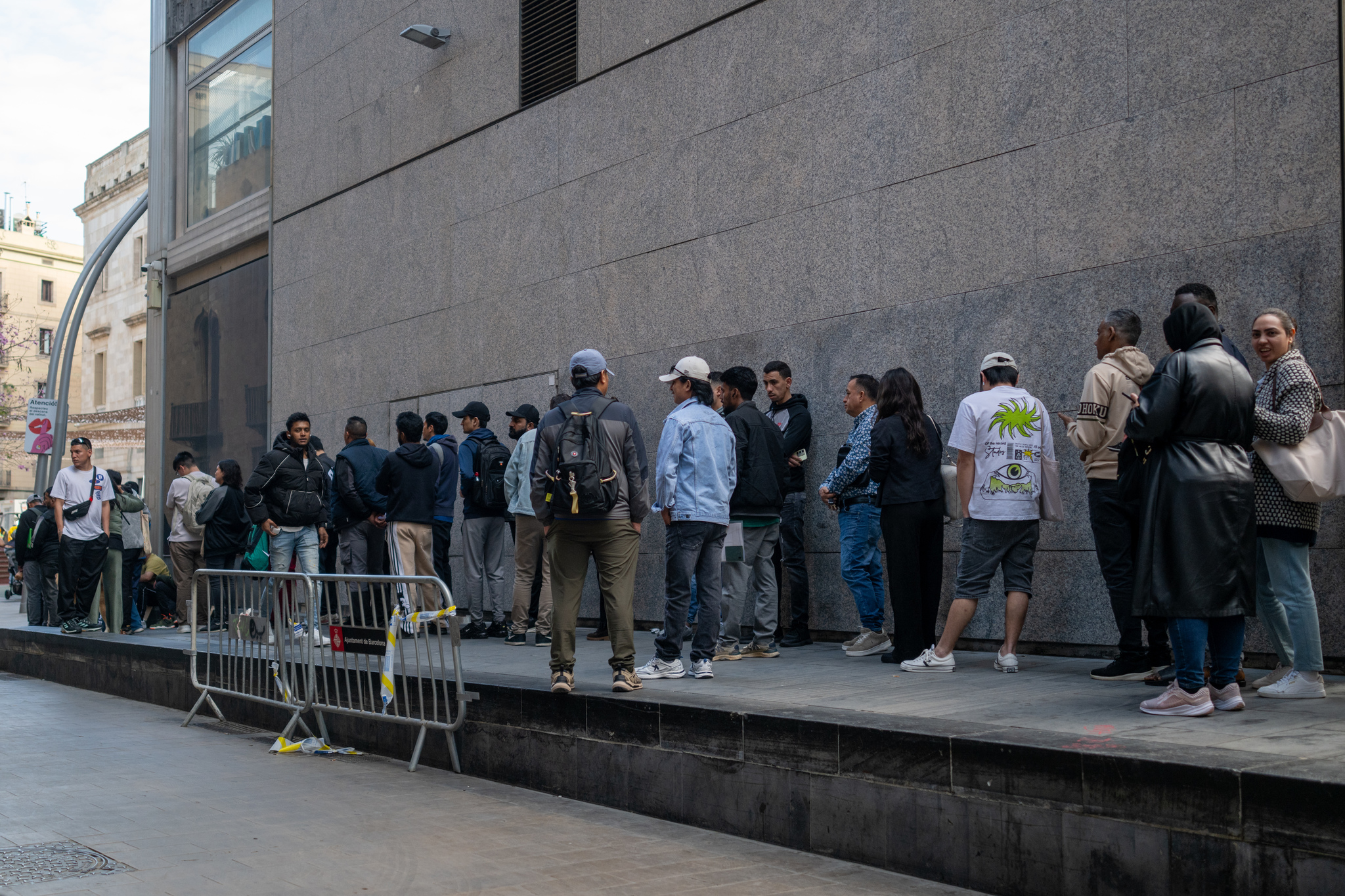El Supremo propone llevar al TJUE la regularización de migrantes por posible "colisión" con la normativa europea El Tribunal Supremo ha planteado a comunidades autónomas que recurrieron la regularización extraordinaria de migrantes impulsada por el Gobierno que se pronuncien sobre la procedencia de formular cuestión prejudicial al Tribunal de Justicia de la Unión Europea (TJUE) ante la "duda" de "si podría entrar en colisión" con normativa comunitaria. Leer