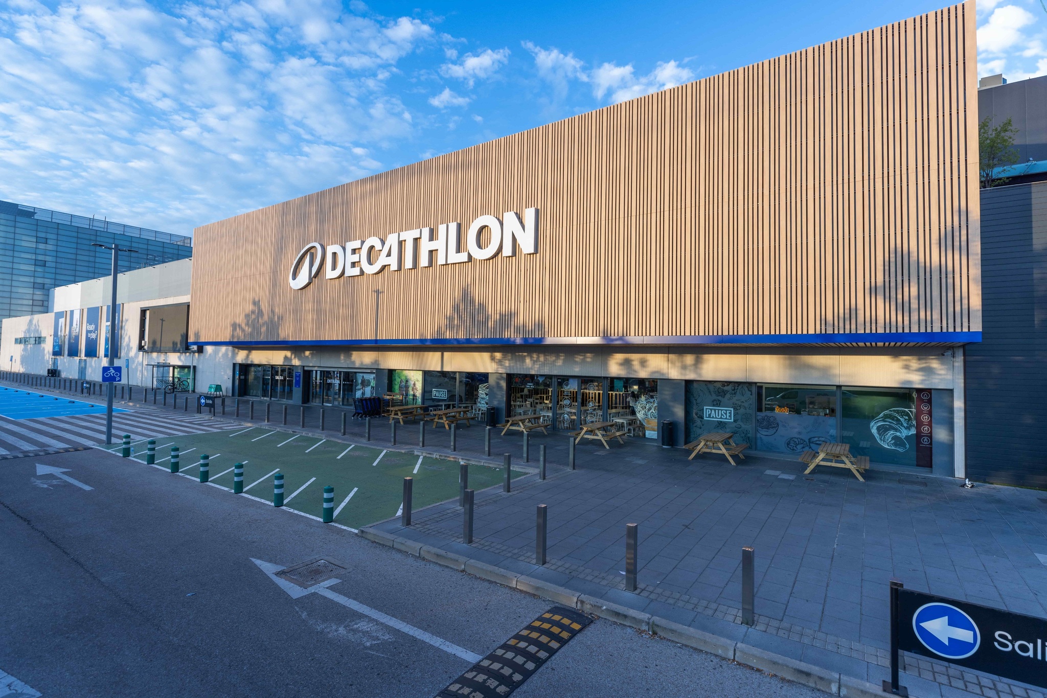 Decathlon roza los 2.000 millones de ventas en España y dispara su beneficio un 17 El gigante del material deportivo cerró el ejercicio 2025 con un incremento del ebitda cercano al 30, hasta los 148 millones de euros. Este 2026 abrirá 15 establecimientos, algunos de ellos de Intersport. Leer