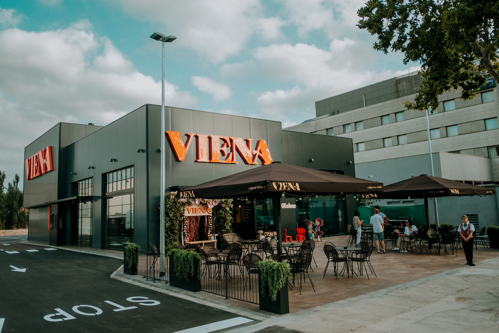 Viena crece en ventas y en rentabilidad con menos locales La compañía catalana alcanzó el año pasado una facturación de casi 92 millones de euros, un 1,8 más, con una red de 47 establecimientos, frente a los 50 que tenía en 2024. Leer