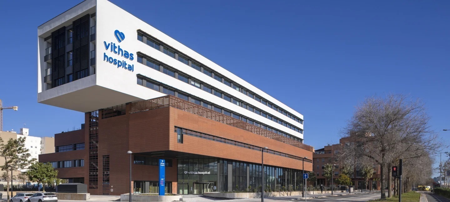 Vithas ultima la compra del negocio en España del grupo oncológico GenesisCare Vithas, el segundo mayor grupo hospitalario de España, está en negociaciones avanzadas para la adquisición del negocio español de GenesisCare, gigante australiano especializado en el tratamiento del cáncer por radioterapia, según coinciden varias fuentes del mercado consultadas por EXPANSIÓN. La filial en el país está valorada en una horquilla de entre 40 y 50 millones de euros. Leer