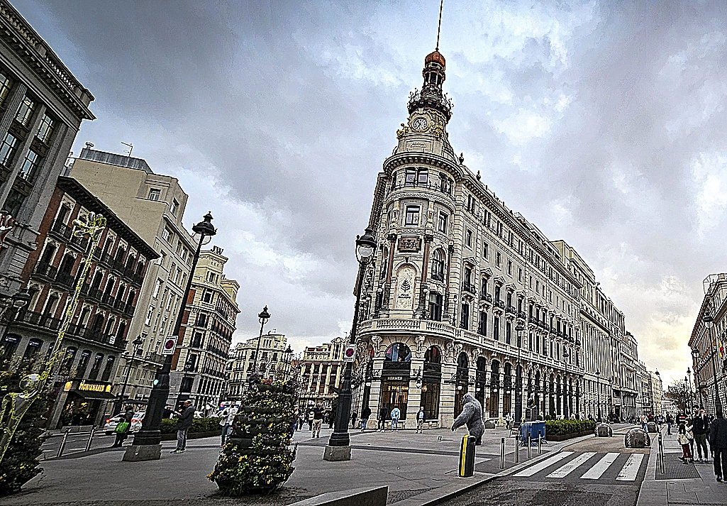 Qué debe hacer Madrid para no sufrir el caos de Londres o París El tráfico, el agua o los accesos al centro son algunos de los retos que la ciudad de Madrid deberá afrontar para gestionar el acelerado aumento de población que se prevé para los próximos años. Leer