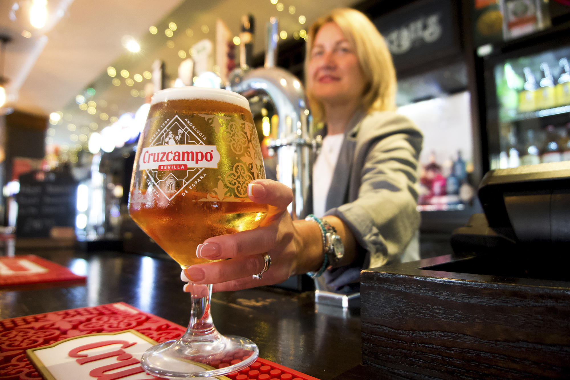 El consumo de cerveza se mantiene estable pero cae un 4,4% entre los españoles