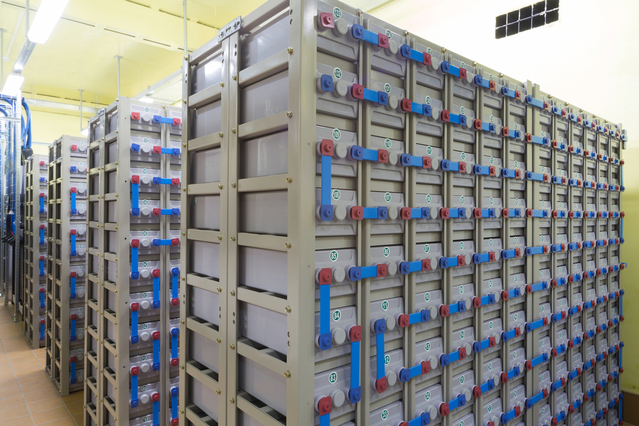 Demanda "desorbitada" a las start up de baterías por los centros de datos El rápido crecimiento de los clústeres de procesadores para el entrenamiento de IA impulsa la necesidad de almacenamiento de energía. Leer