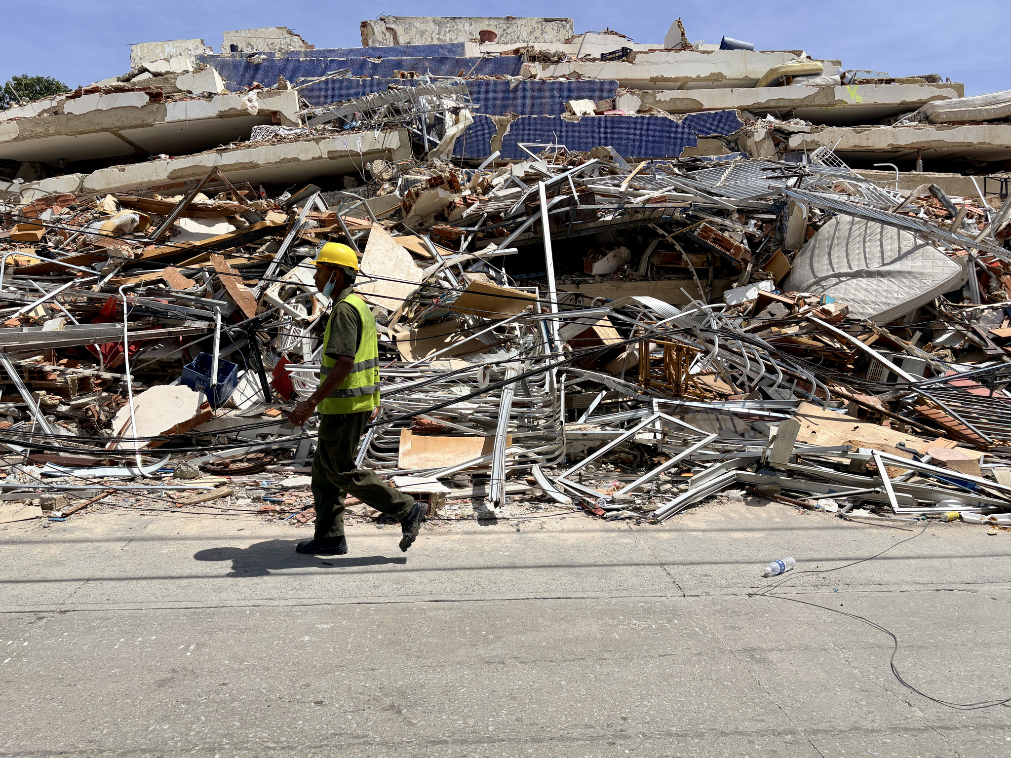 Exteriores eleva a 29 los españoles fallecidos y a 154 los desaparecidos tras los terremotos de Venezuela El ministro de Asuntos Exteriores, Unión Europea y Cooperación, José Manuel Albares, ha elevado de 27 a 29 la cifra oficial de españoles fallecidos por los terremotos registrados hace algo más de una semana en Venezuela y ha trasladado sus condolencias a los familiares y amigos de las víctimas. Leer