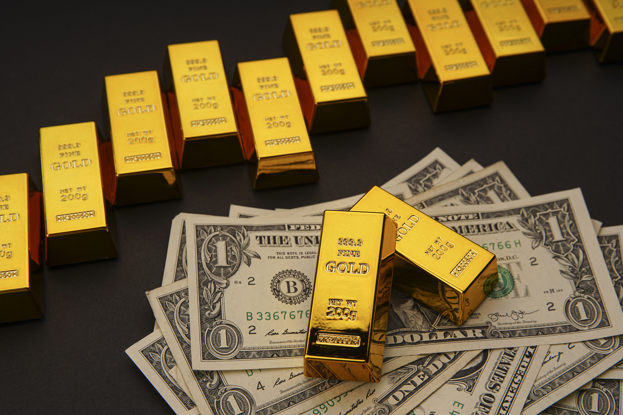 El oro desplaza al dólar como principal activo de reserva de los bancos centrales Los bancos centrales han elevado sus activos en oro a un ritmo que no se veía desde hace medio siglo, y es que el metal precioso ha desplazado al dólar como activo refugio y ya representa el 27 de las inversiones, por encima del 22 de los bonos de Estados Unidos. Leer