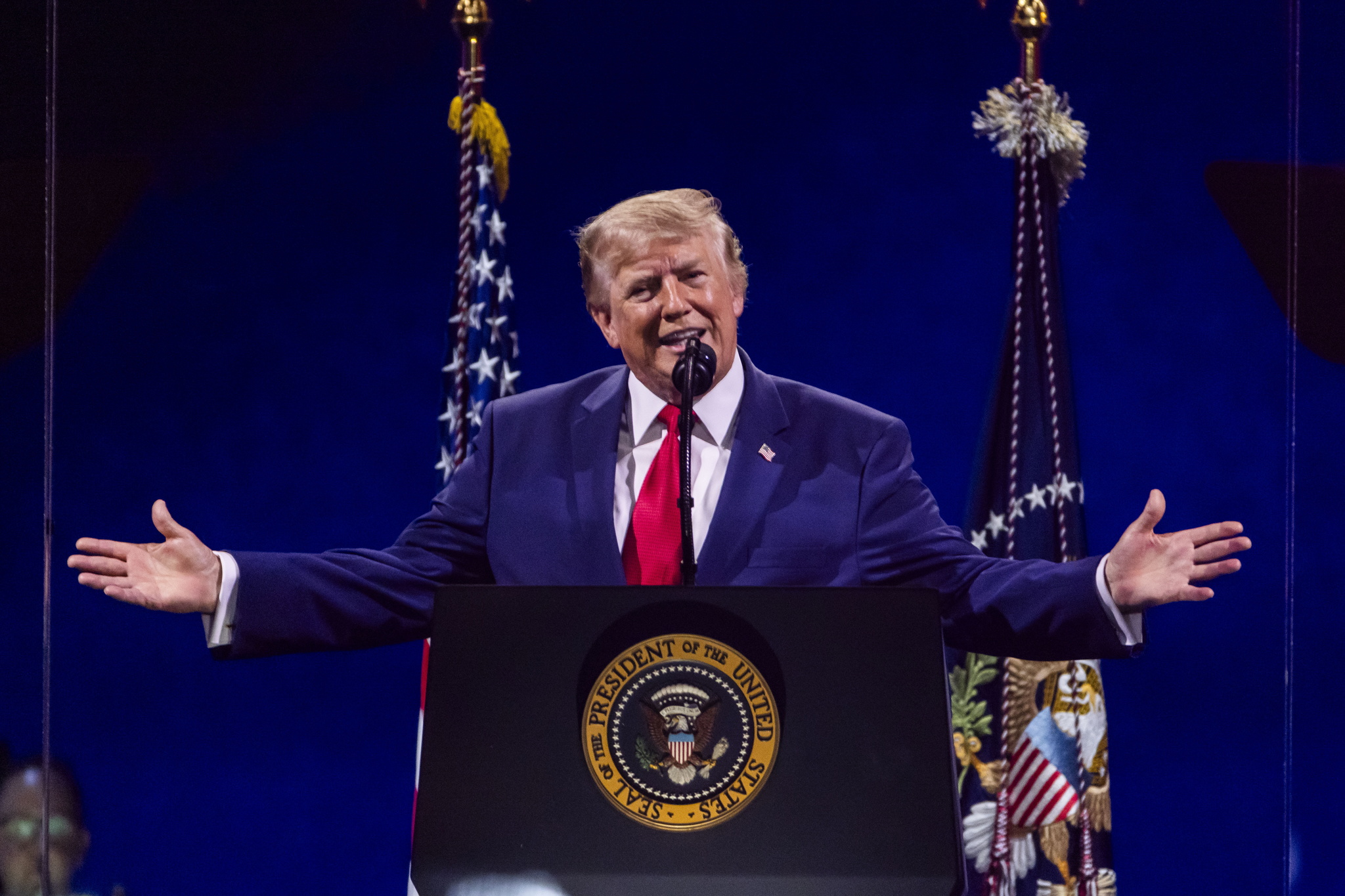 Trump ensalza la grandeza de EEUU en su 250 aniversario: "Nadie puede ser como nosotros" El presidente Donald Trump ensalzó este sábado la grandeza de Estados Unidos en el discurso central de los festejos por los 250 años de la Independencia del país, en una aparición demorada por el mal tiempo en la que aseguró que nadie podrá emular el poderío de la nación norteamericana. Leer