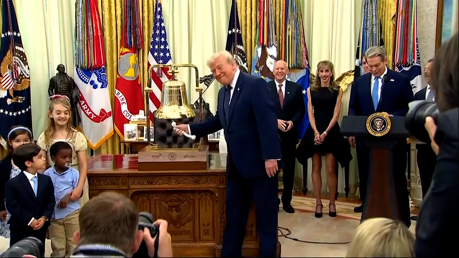 Trump protagoniza el toque de campana de Wall Street desde el Despacho Oval El presidente de EEUU ha anunciado las cuentas de inversión para niños con un bono estatal de 1.000 dólares. El Nasdaq lidera los avances en Wall Street. Leer