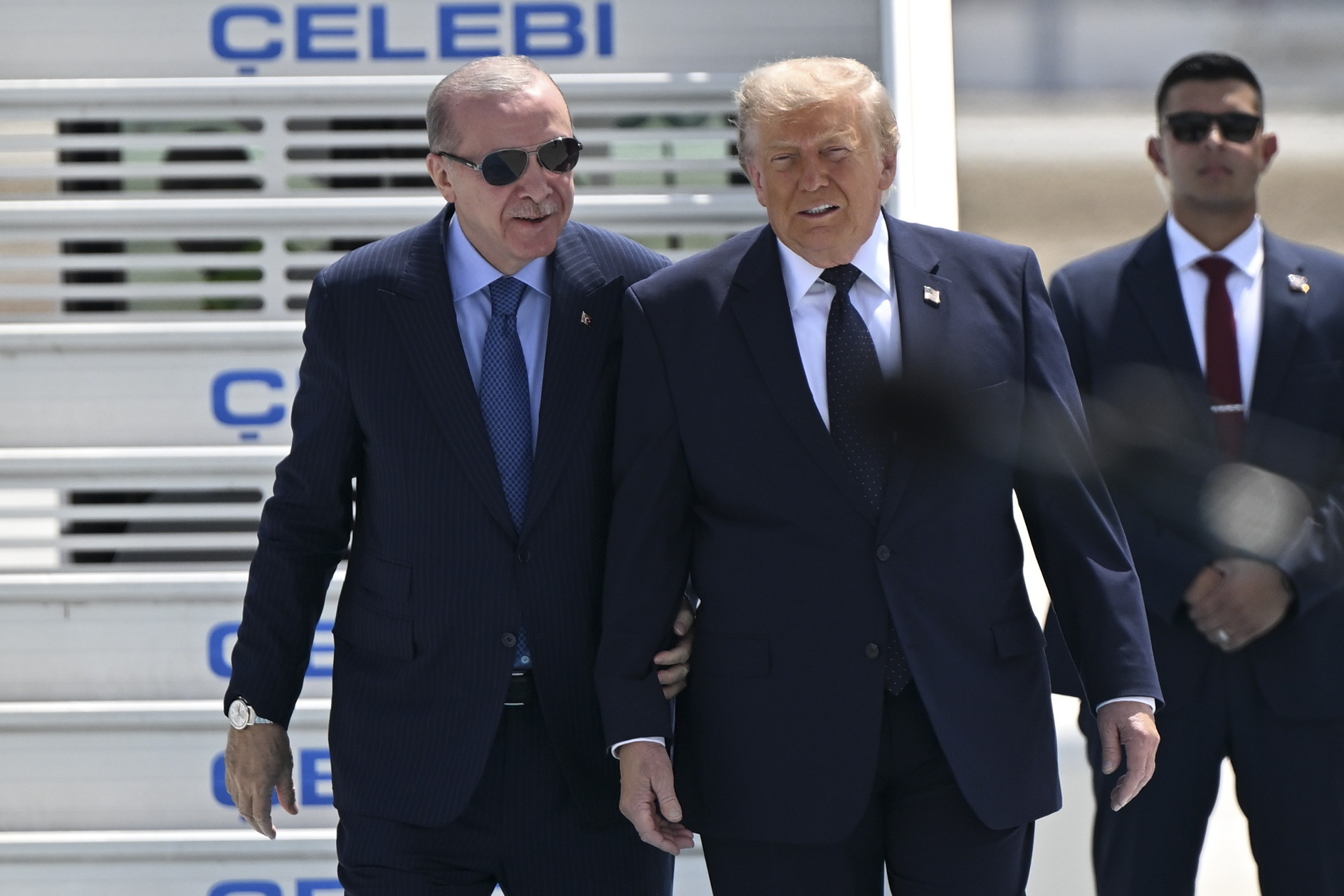 Trump vuelve a reclamar Groenlandia y critica a Europa por no ayudar en Irán El presidente de EEUU, Donald Trump, ha vuelto a defender hoy que su país debería controlar Groenlandia, en lugar de Dinamarca, y ha atacado a sus aliados europeos por no ayudar en la guerra con Irán. Leer