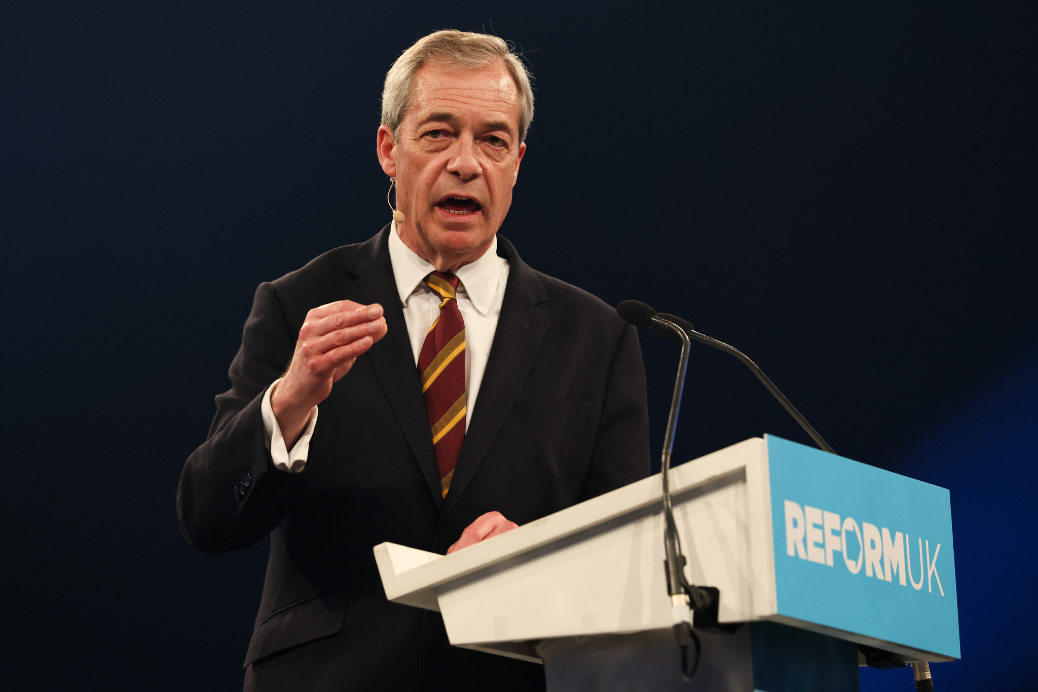 El líder populista británico Farage dimite como diputado acosado por dos escándalos El diputado de Reform UK, que afronta una investigación parlamentaria por una donación no declarada de seis millones de euros, buscará ser reelegido en su circunscripción. Leer