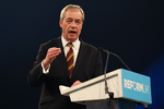 El líder populista británico Farage dimite como diputado acosado por dos escándalos