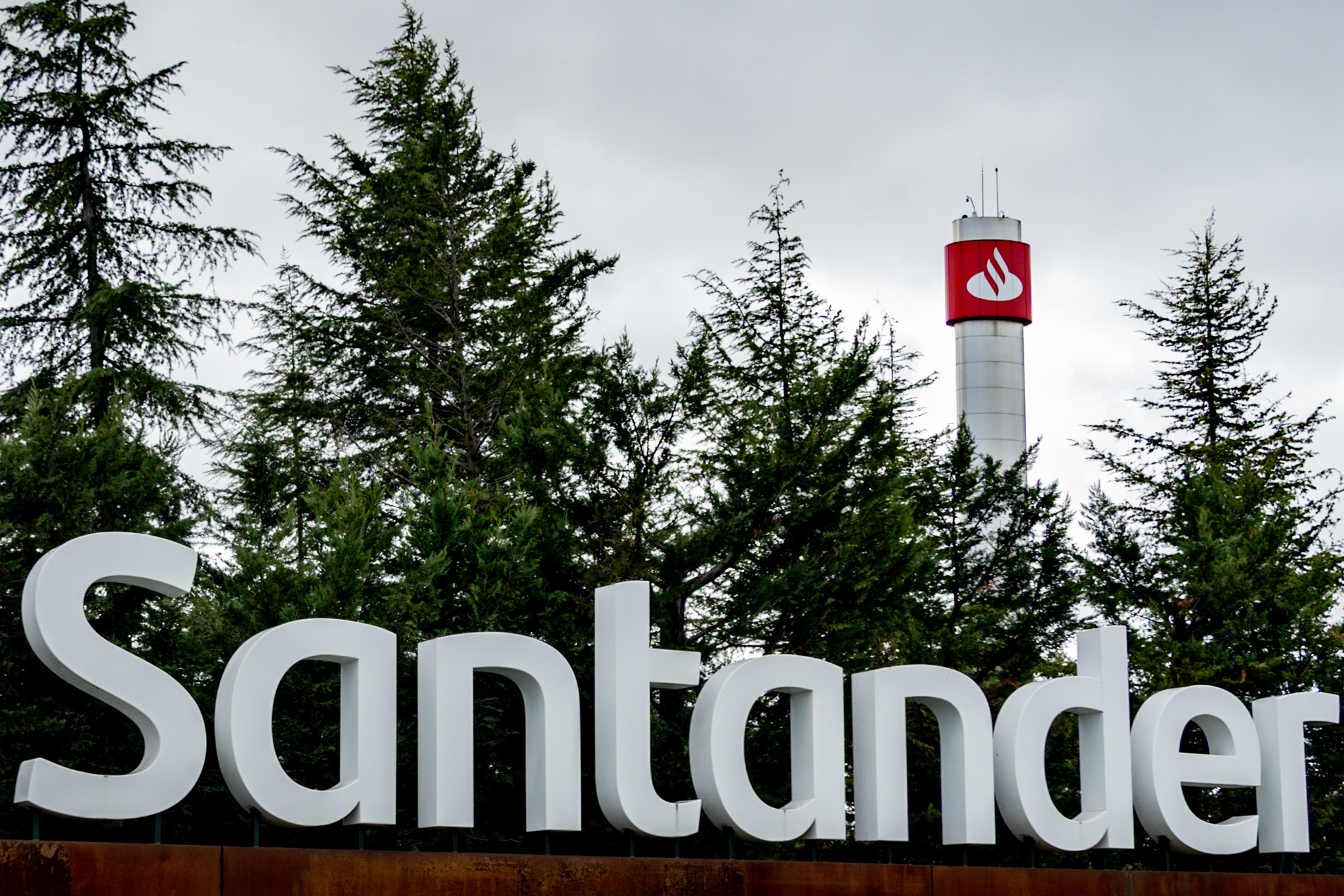 Santander despide a su principal banquero en China y aborda la...