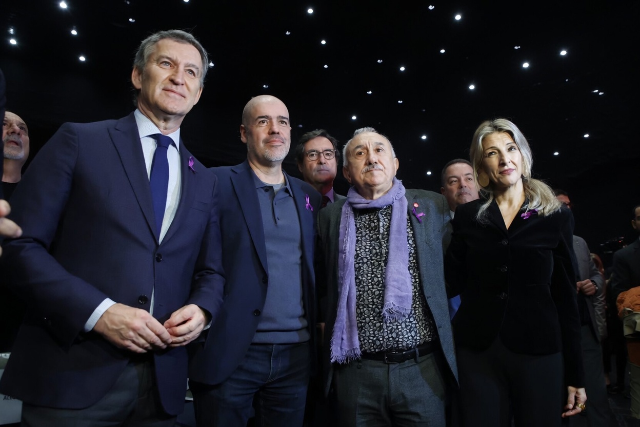 La propuesta de Feijóo de recortar el sueldo en las bajas laborales incendia al Gobierno El PP inicia una ofensiva en bloque contra el problema del absentismo. Las estadísticas del INE revelan que 1,2 millones de trabajadores faltan cada día a su puestos a causa de una baja médica, y mientras que la patronal de las mutuas de accidentes de trabajo Leer