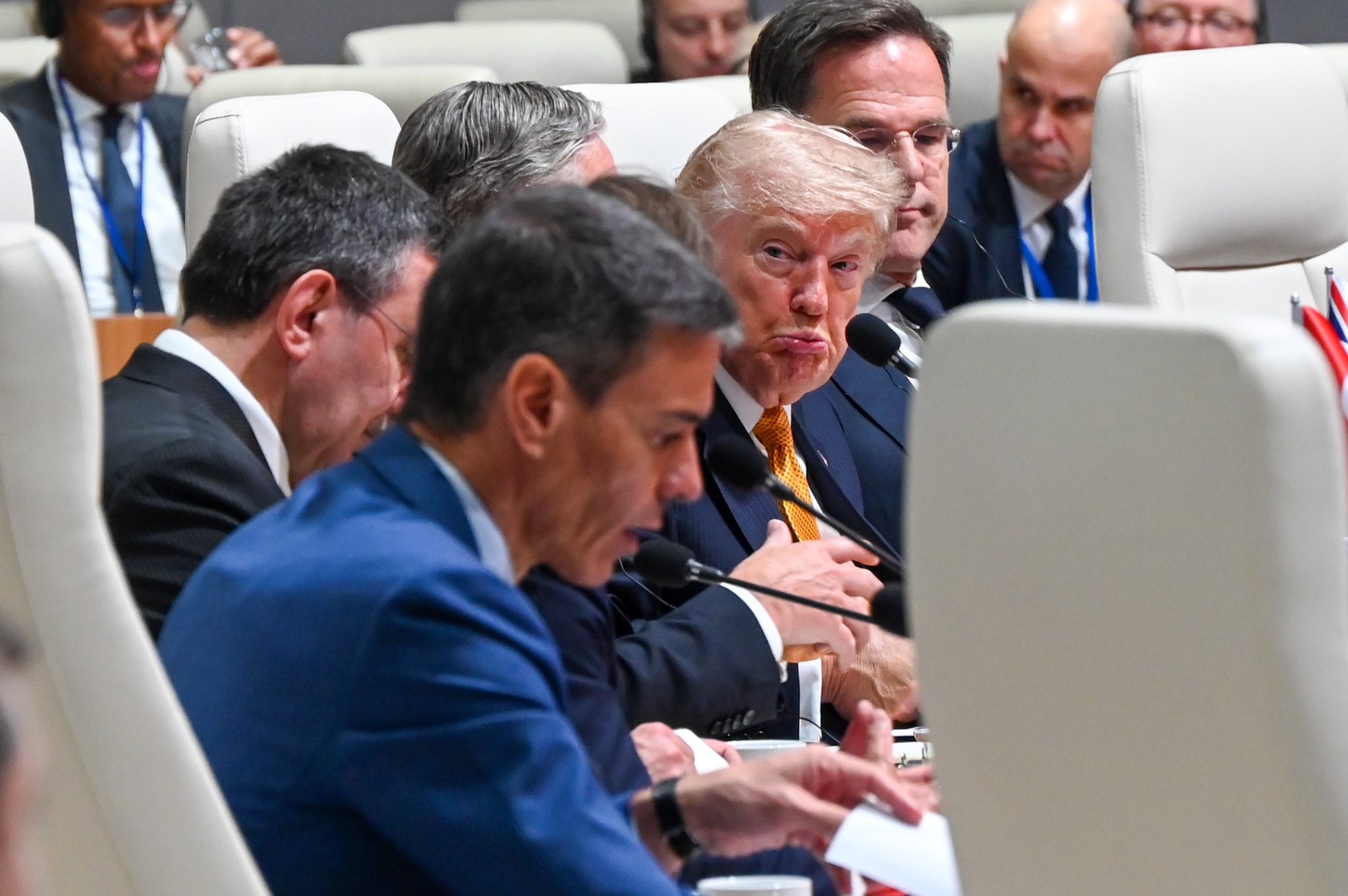 Tarjeta roja de Trump a Sánchez en la OTAN Un dirigente responsable no puede dejar en fuera de juego a las empresas de su país por tacticismo. Leer