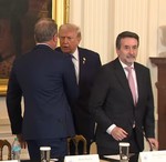 Repsol y las 'utilities' resisten mejor los envites de Trump