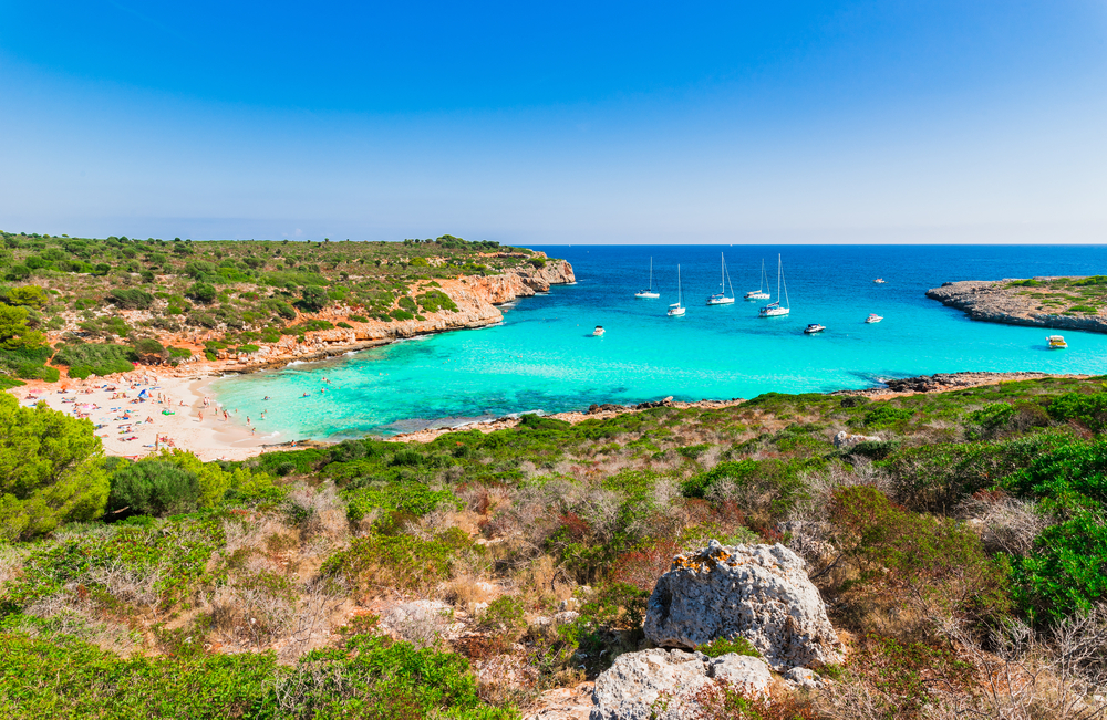Calas que aún resisten al turismo masivo