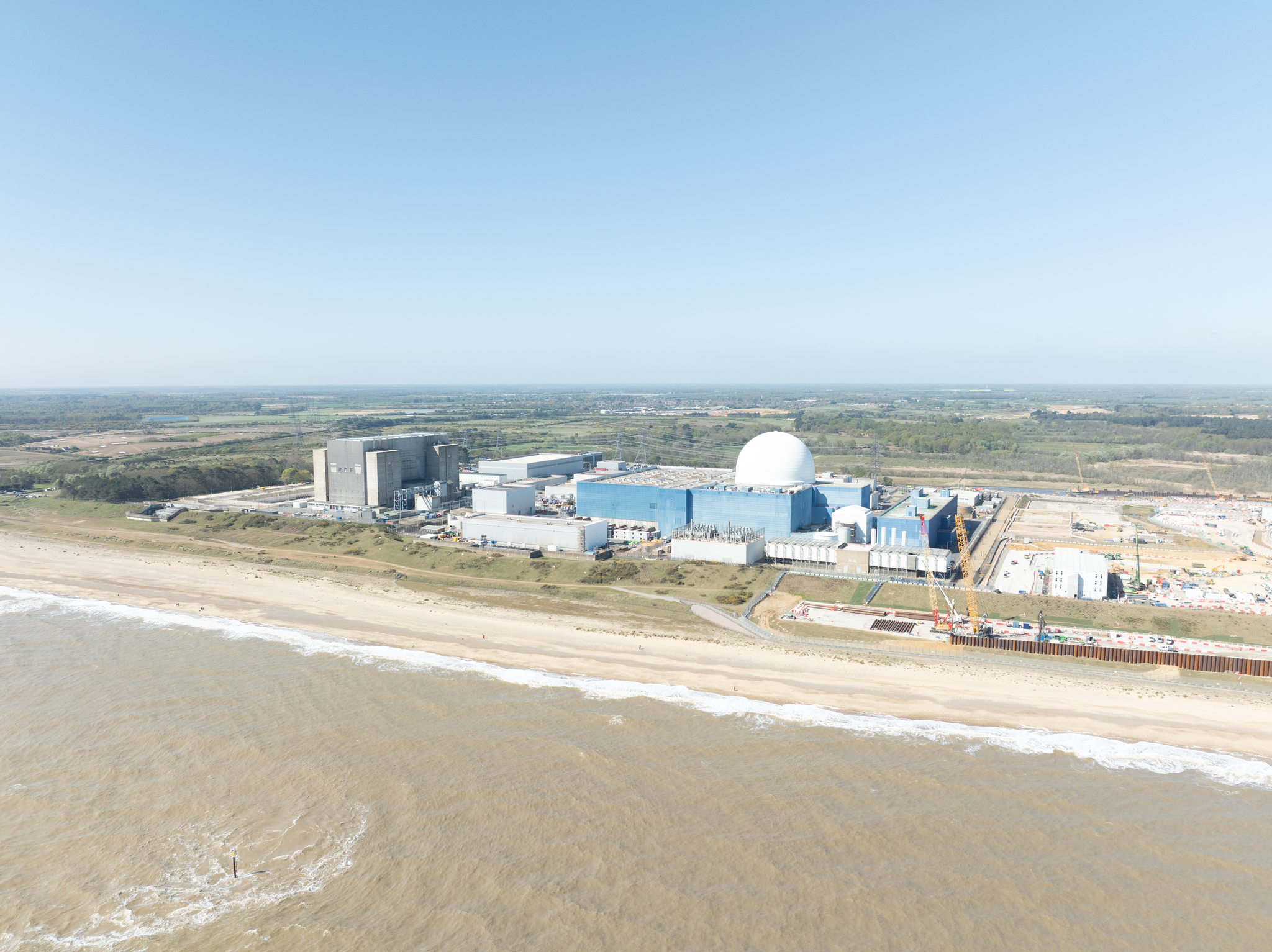 Reino Unido resuelve su Almaraz y alarga 20 años la vida de su última nuclear El Gobierno laborista acuerda con EDF y Centrica prolongar hasta 2055 la vida de una central que produce el 3 de la electricidad del país. Downing Street impulsa, en paralelo, dos grandes centrales nucleares de nueva generación, minirreactores nucleares, la fotovoltaica y la eólica. Leer