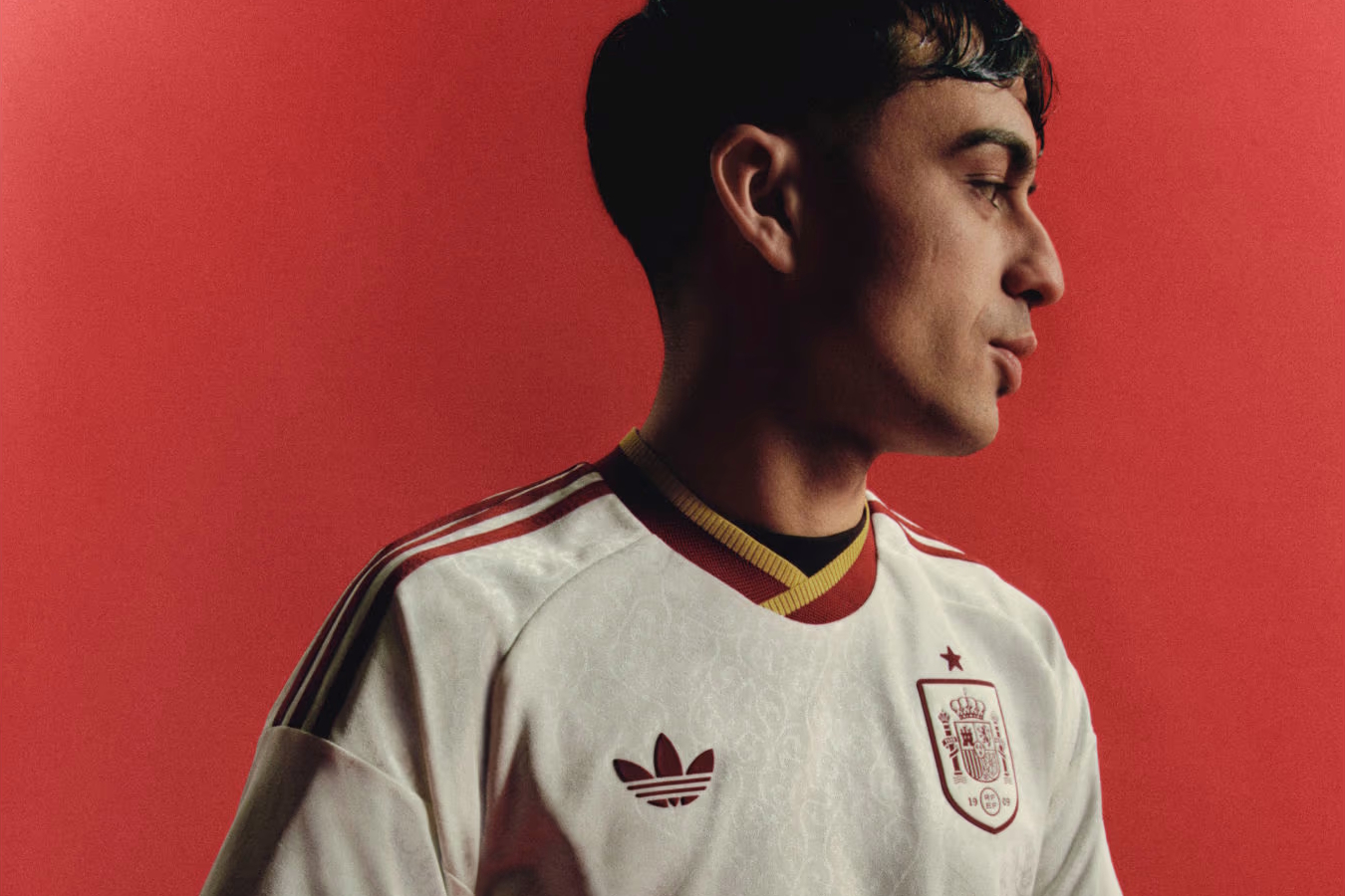 ¿Por qué arrasa la camiseta blanca de España?