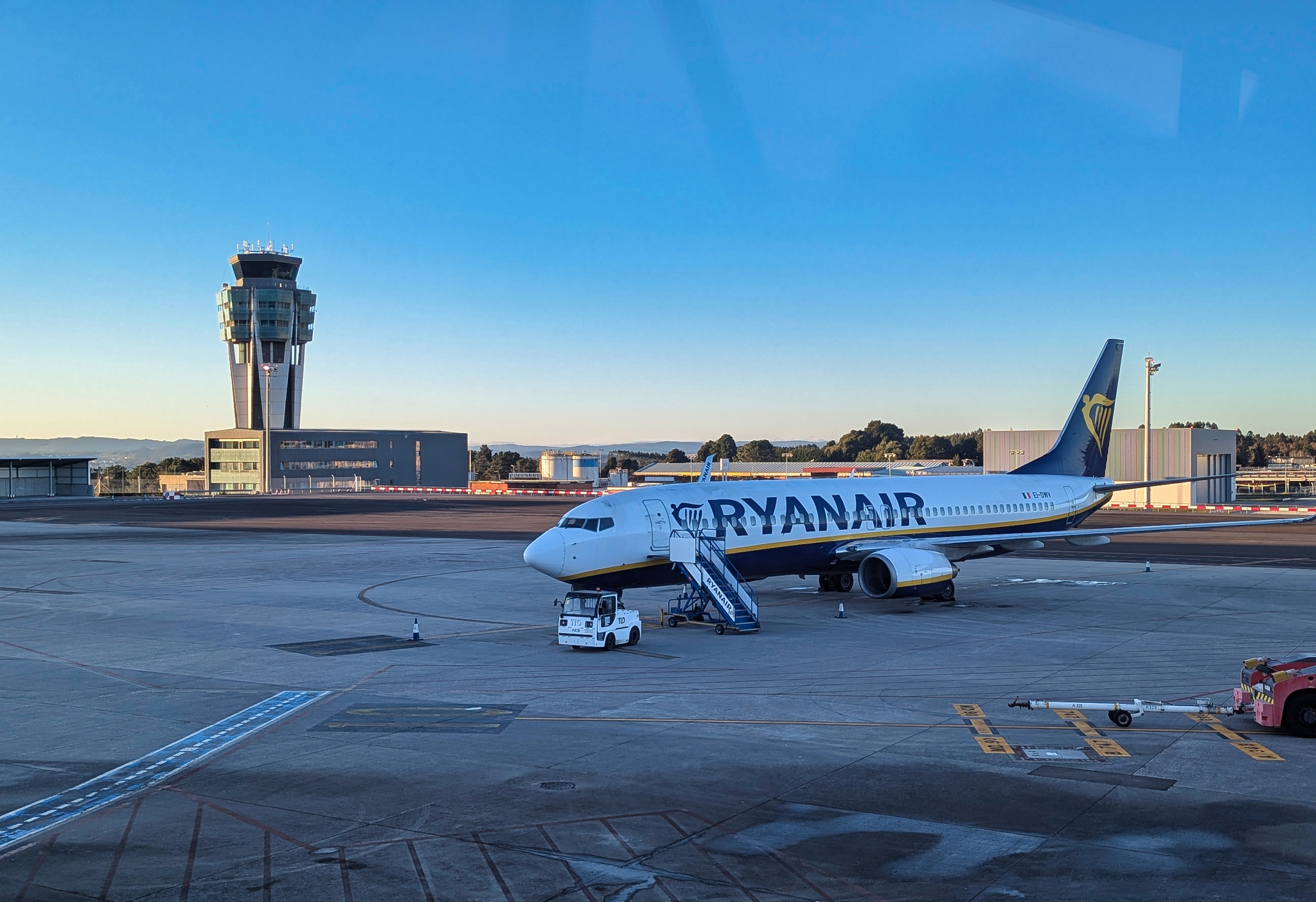 Un pasajero de Ryanair, parcialmente succionado por una ventana que se rompió en vuelo El hombre fue trasladado a un hospital en estado de shock, con una lesión en el cuello y quemaduras por fricción. Leer