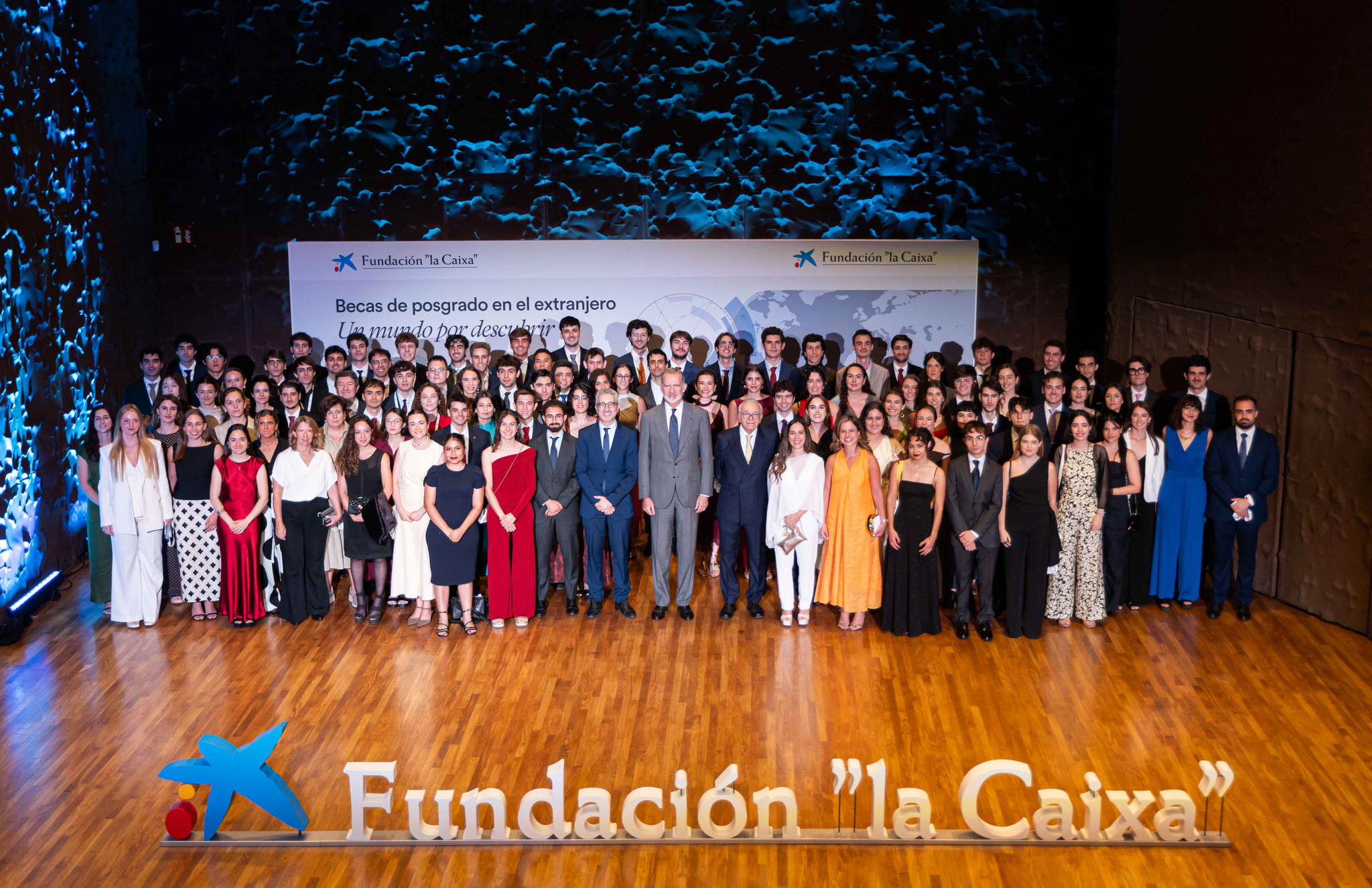 Cien universitarios reciben becas de Fundación La Caixa El Rey presidió la entrega de las becas para cursar estudios de posgrado en el extranjero. Leer