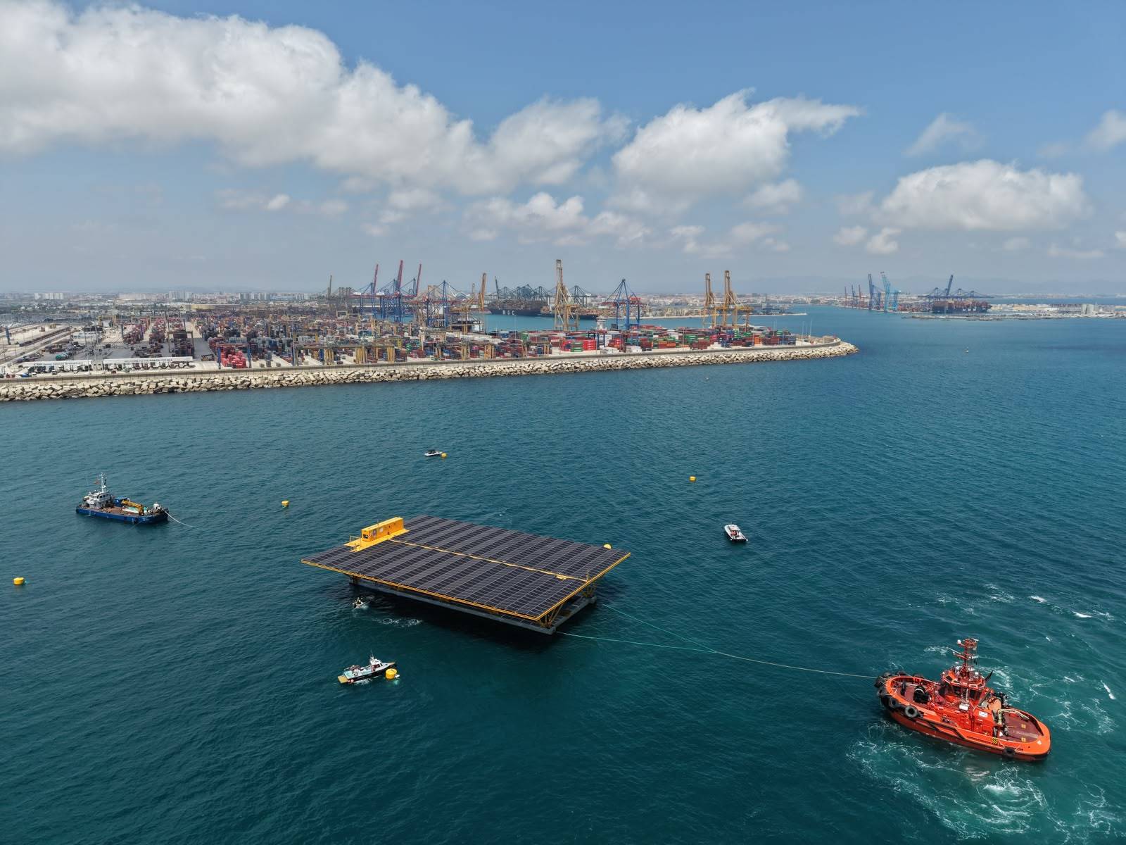 El Puerto de Valencia instala la primera plataforma solar marina de España Tiene un equipo flotante similar a un catamarán y placas bifaciales que absorben la luz solar directa y el reflejo en el agua del mar. Leer