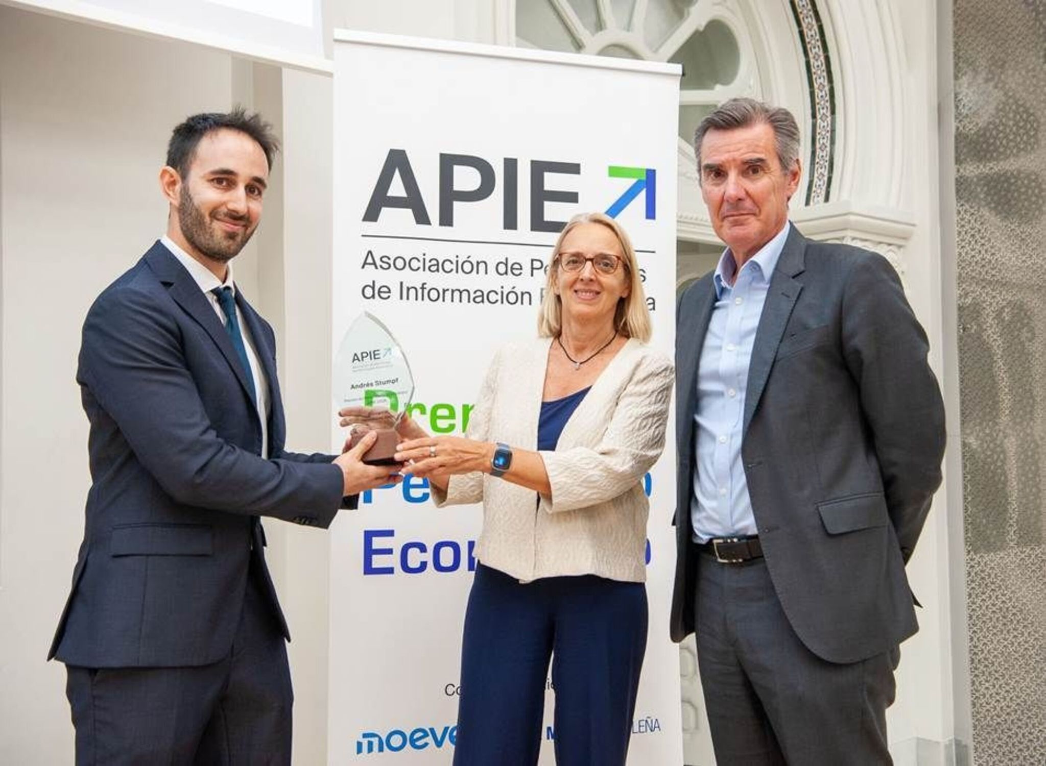 Andrés Stumpf recibe el premio de la APIE al mejor periodista joven