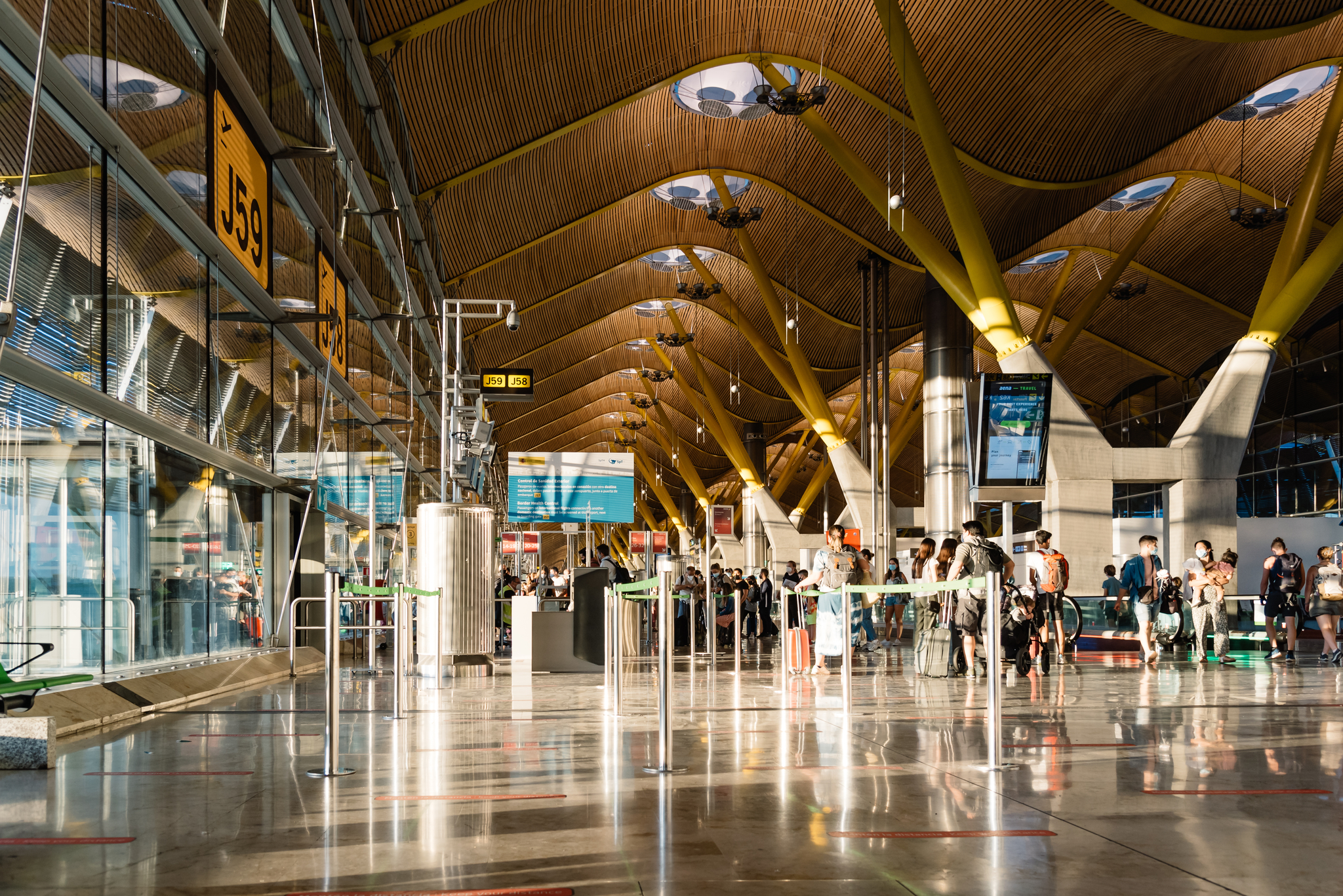 Aena y las aerolíneas se enzarzan por el récord de tráfico entre enero y junio Los aeropuertos registran un máximo de de 156 millones de pasajeros, un 3,7 más. El gestor de las infraestructuras destaca que el crecimiento es menor que el del año pasado, pero las operadoras subrayan que, al ritmo actual, en 2028 se llegará a la previsión de Aena de 2028. En el trasfondo, la batalla por las tasas entre 2027 y 2031 Leer