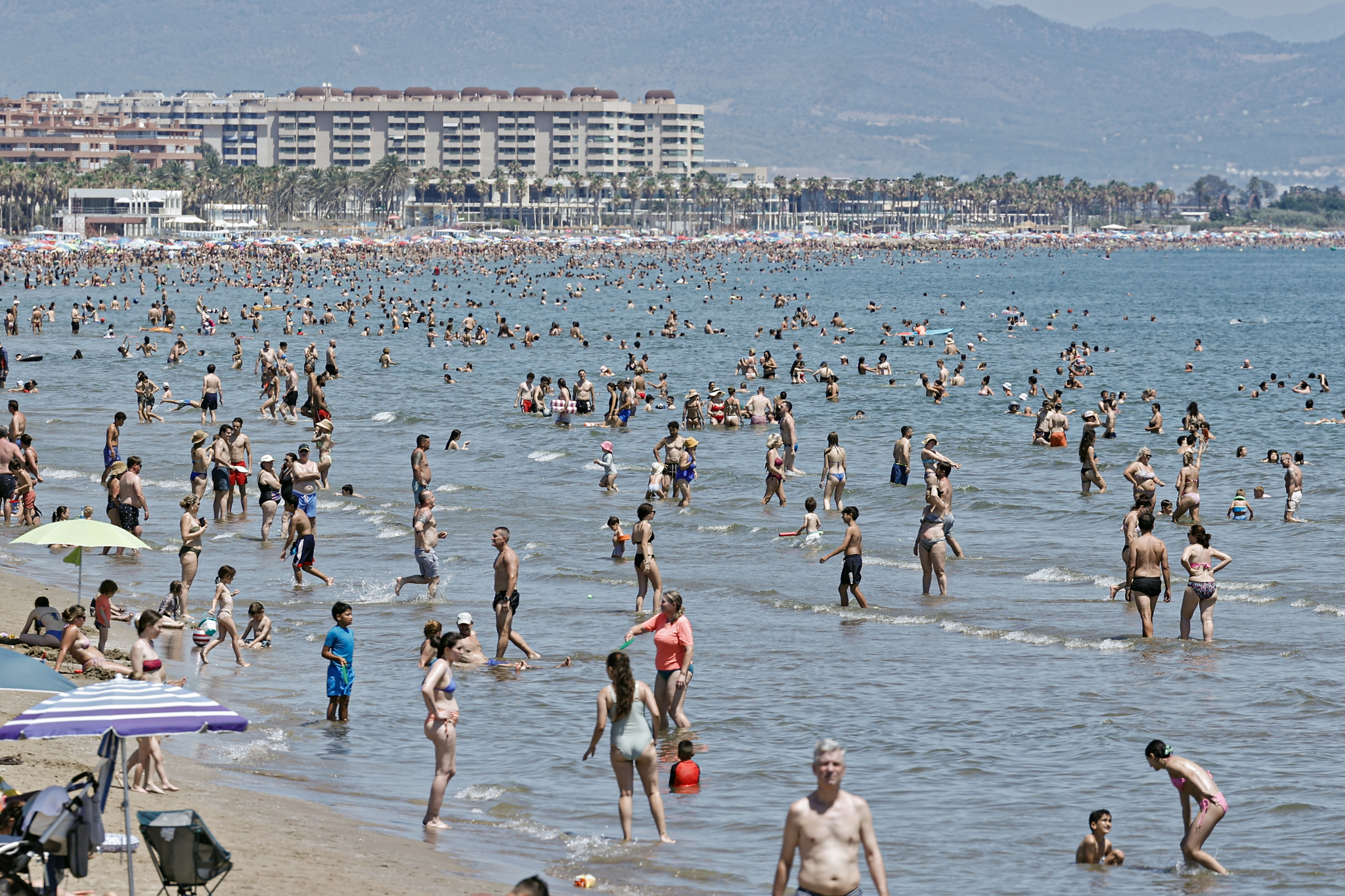 El turismo resiste pese a Ormuz y el absentismo