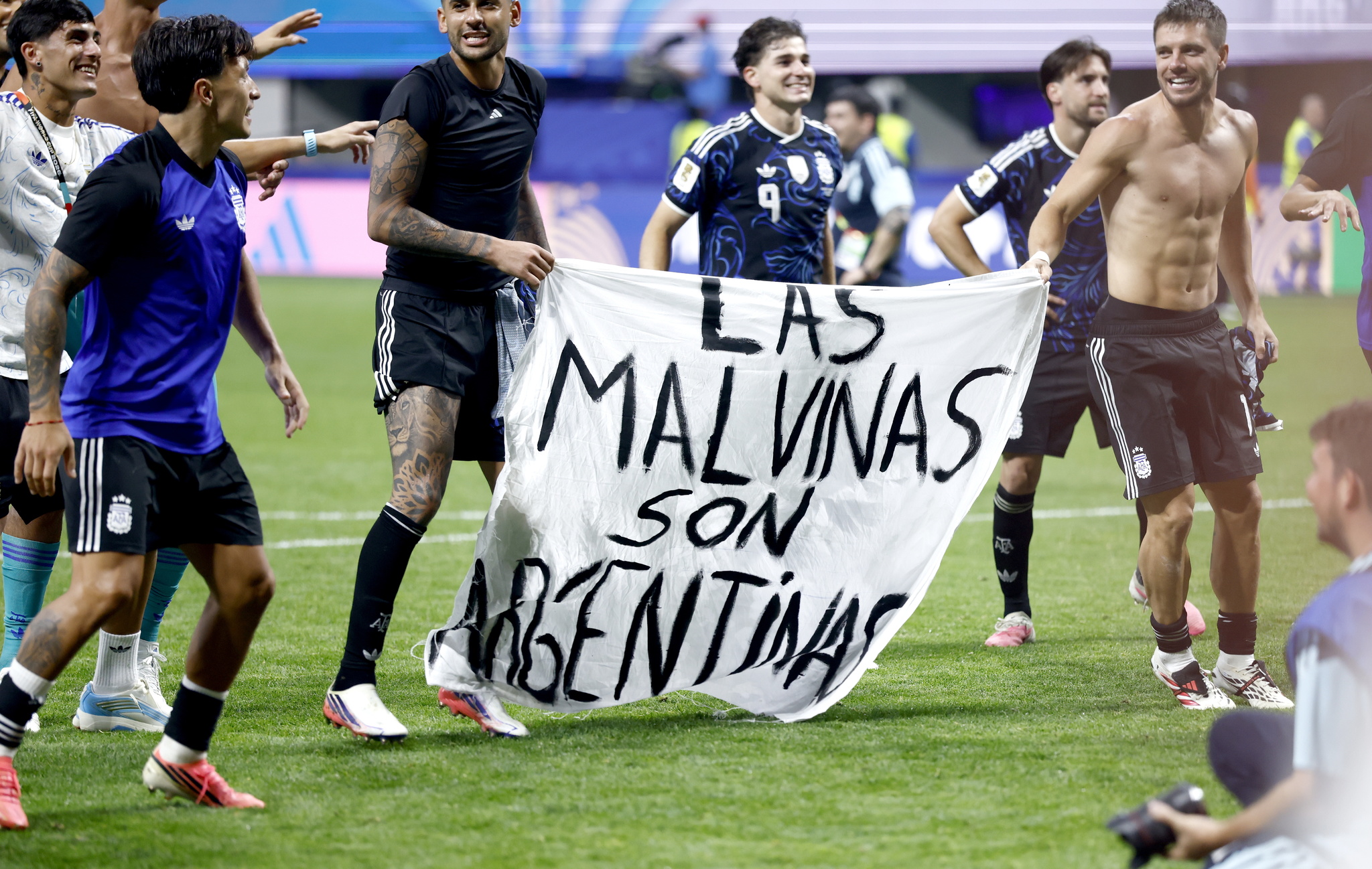 Argentina se la juega con la pancarta de las Malvinas Los jugadores de la selección Argentina exhiben una pancarta con la leyenda las Malvinas son argentinas tras el triunfo ante Inglaterra en las semifinales del Mundial 2026. El país se enfrenta a una posible multa de la FIFA por la pancarta que reivindica su soberanía. Leer