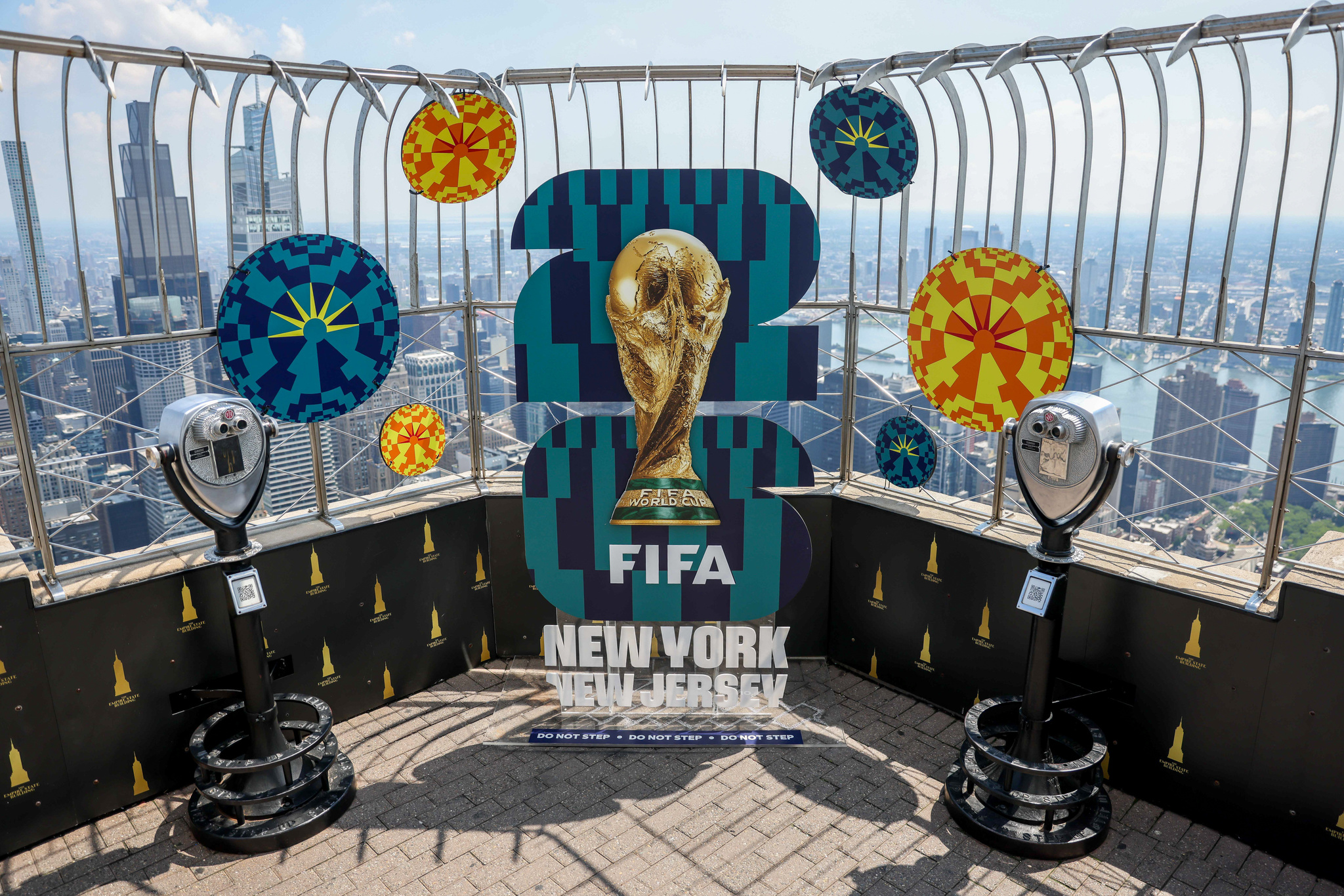 Nueva York se prepara para ser la capital mundial del fútbol La final del Mundial de fútbol entre España y Argentina de este domingo abarrota una ciudad que prevé 3.000 millones de caja. Leer