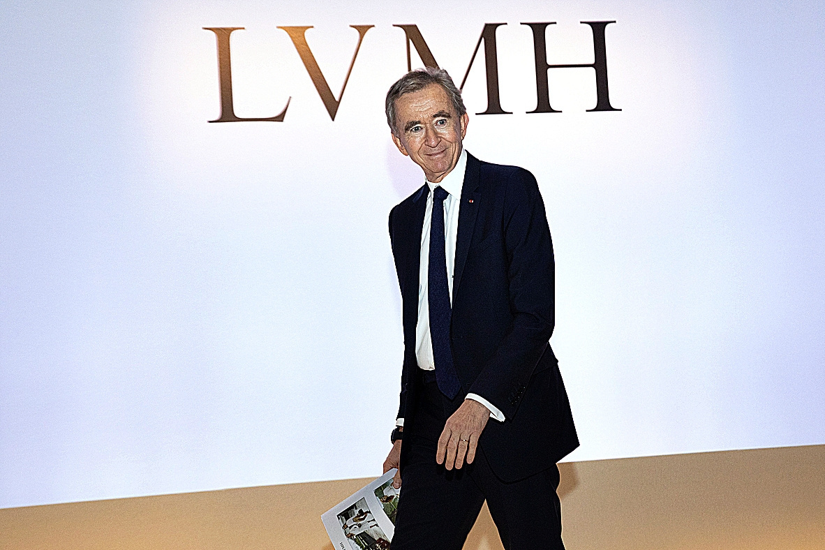 Así conquistó Bernard Arnault el lujo mundial Bernard Arnault sumó Louis Vuitton y Moët Henessy en una maniobra magistral. La acción fue posible gracias a la capacidad del empresario francés de anticipar el camino del lujo europeo y de adelantarse a sus rivales. Leer
