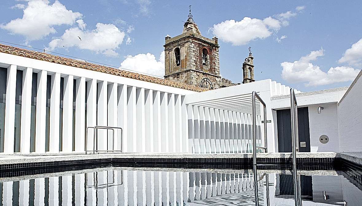 En casa de Toño Pérez y José Polo La pareja de hosteleros, Toño Pérez y José Polo, regenta el hotel-restaurante Atrio y Palacio Paredes Saavedra en Cáceres. Situado en el casco histórico de la ciudad, esta locación reúne alta cocina, hospedaje de lujo y patrimonio cultural. Leer