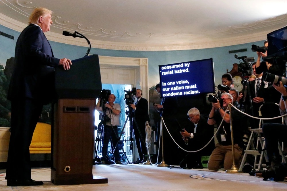 Trump despide a su operador de teleprompter por apostar sobre sus discursos Donald Trump ha despedido a su operador de teleprompter por usar el conocimiento anticipado de sus discursos para ganar dinero apostando. Leer