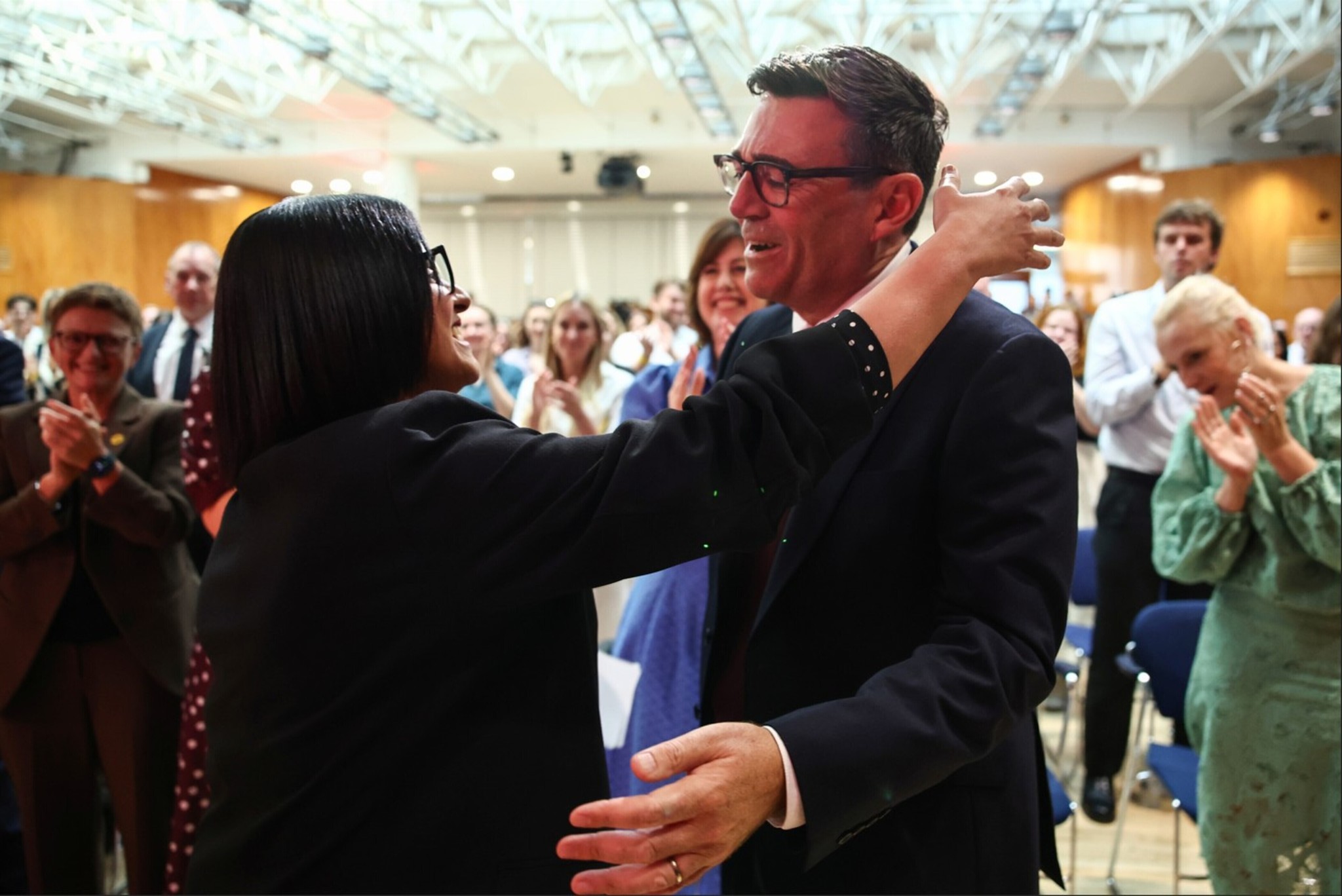 Nacionalizaciones y más impuestos: Burnham llega a Downing Street el mayor cambio en reino unido desde thatcher/ El nuevo premier se estrenará con la administración especial de la empresa del agua de Londres y prevé situar a una ministra dura para la cartera de Hacienda. Leer