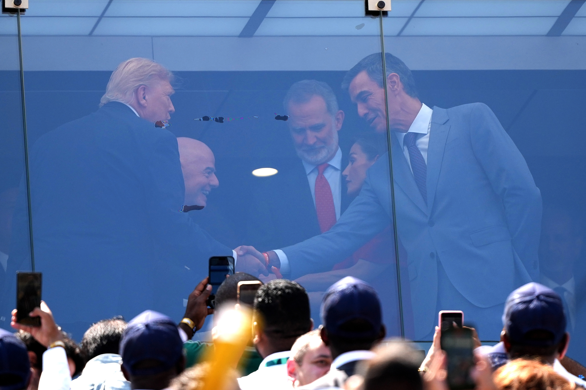 Trump saluda a Felipe VI y Pedro Sánchez en el palco de la final